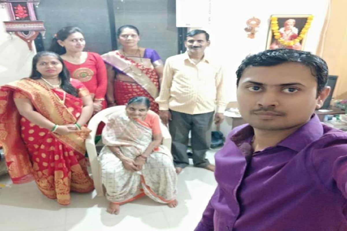 પ્રજ્ઞેસ વ્યાસ, સુરત: સુરત શહેરમાં ઘણા કુટુંબોમાં ઘરના બધા જ સભ્યો કોરોનાગ્રસ્ત થયા હતા. જેમાં એક કુટુંબ કે જેના સાત સભ્યોએ કોરોનાને મ્હાત આપી છે. મૂળ મહારાષ્ટ્રના વતની અને દોઢ વર્ષથી અડાજણ વિસ્તારમાં રહેતા આરાધ્યે પરિવાર પણ કોરોના સંક્રમિત થયો હતો. આ પરિવારનો સૌથી નાનો 4 માસનો દીકરો શિવાંશ અને વરિષ્ઠ 83 વર્ષીય દાદી પણ કોરોનાની ઝપેટમાં આવ્યા. પૂરતી સારવાર સાથે તેઓ કોરોનાને હરાવી સ્વસ્થ થયા છે. પરિવાર કોરોનામુક્ત થતા પરિવારમાં ખુશી છવાઈ હતી. પ્રજ્ઞેસ વ્યાસ, સુરત: સુરત શહેરમાં ઘણા કુટુંબોમાં ઘરના બધા જ સભ્યો કોરોનાગ્રસ્ત થયા હતા. જેમાં એક કુટુંબ કે જેના સાત સભ્યોએ કોરોનાને મ્હાત આપી છે. મૂળ મહારાષ્ટ્રના વતની અને દોઢ વર્ષથી અડાજણ વિસ્તારમાં રહેતા આરાધ્યે પરિવાર પણ કોરોના સંક્રમિત થયો હતો. આ પરિવારનો સૌથી નાનો 4 માસનો દીકરો શિવાંશ અને વરિષ્ઠ 83 વર્ષીય દાદી પણ કોરોનાની ઝપેટમાં આવ્યા. પૂરતી સારવાર સાથે તેઓ કોરોનાને હરાવી સ્વસ્થ થયા છે. પરિવાર કોરોનામુક્ત થતા પરિવારમાં ખુશી છવાઈ હતી.