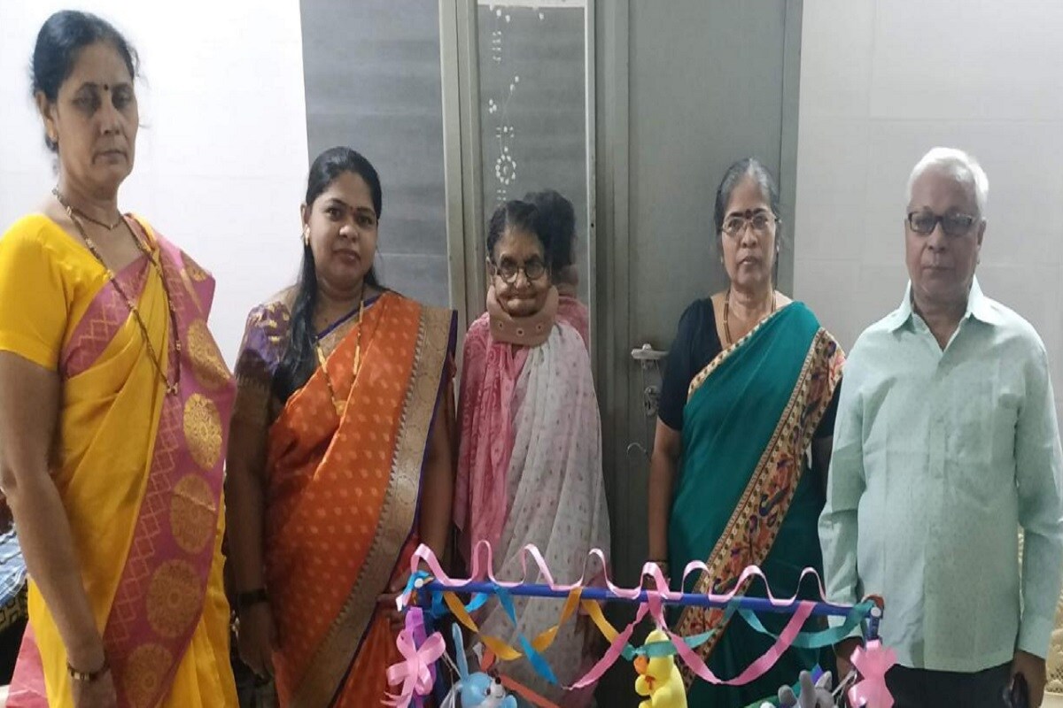 સંદિપભાઈએ કહ્યું હતું કે એક બાજુ મારા 4 માસના દીકરાને કોરોનાનું સંક્રમણ હતું અને બીજી બાજુ દાદીની તબિયત પણ સારી ન હતી. પરંતુ સિવિલ હોસ્પિટલના સ્ટાફની મહેનતથી દાદીએ કોરોને મ્હાત આપી છે. 6 સપ્ટેમ્બરે દાદીનો રિપોર્ટ નેગેટીવ આવતા હોસ્પિટલમાંથી રજા આપવામાં આવી છે. દાદી 20 દિવસની સારવારમાં અને બાકીના સભ્યોએ 14 દિવસ હોમ કવોરન્ટાઇન થઇ કોરોને મ્હાત આપી છે. દાદીને નવું નવજીવન આપનારા સિવિલ હોસ્પિટલના તબીબો પ્રત્યે આભારની લાગણી વ્યકત કરીએ છીએ. સંદિપભાઈએ કહ્યું હતું કે એક બાજુ મારા 4 માસના દીકરાને કોરોનાનું સંક્રમણ હતું અને બીજી બાજુ દાદીની તબિયત પણ સારી ન હતી. પરંતુ સિવિલ હોસ્પિટલના સ્ટાફની મહેનતથી દાદીએ કોરોને મ્હાત આપી છે. 6 સપ્ટેમ્બરે દાદીનો રિપોર્ટ નેગેટીવ આવતા હોસ્પિટલમાંથી રજા આપવામાં આવી છે. દાદી 20 દિવસની સારવારમાં અને બાકીના સભ્યોએ 14 દિવસ હોમ કવોરન્ટાઇન થઇ કોરોને મ્હાત આપી છે. દાદીને નવું નવજીવન આપનારા સિવિલ હોસ્પિટલના તબીબો પ્રત્યે આભારની લાગણી વ્યકત કરીએ છીએ.