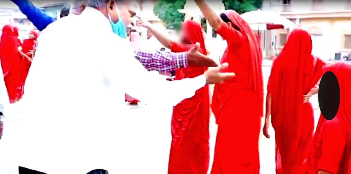 જે મંદિર ભાવ-ભક્તિ, પૂજા-અર્ચના માટે છે ત્યાં રાજકારણ ઘર કરી જતા અવારનવાર વિવાદો સર્જાઈ રહ્યા છે તાજેતરમાજરમાં મંદિરમાં એક મહિલાના જાહેરમાં શૌચ ક્રિયાના સીસીટીવી વીડિયો વાયરલ થતા પોલીસ ફરિયાદ અને વિવાદ થયો હતો ત્યારે ફરી વિવાદ સર્જાયો છે. જે મંદિર ભાવ-ભક્તિ, પૂજા-અર્ચના માટે છે ત્યાં રાજકારણ ઘર કરી જતા અવારનવાર વિવાદો સર્જાઈ રહ્યા છે તાજેતરમાજરમાં મંદિરમાં એક મહિલાના જાહેરમાં શૌચ ક્રિયાના સીસીટીવી વીડિયો વાયરલ થતા પોલીસ ફરિયાદ અને વિવાદ થયો હતો ત્યારે ફરી વિવાદ સર્જાયો છે.