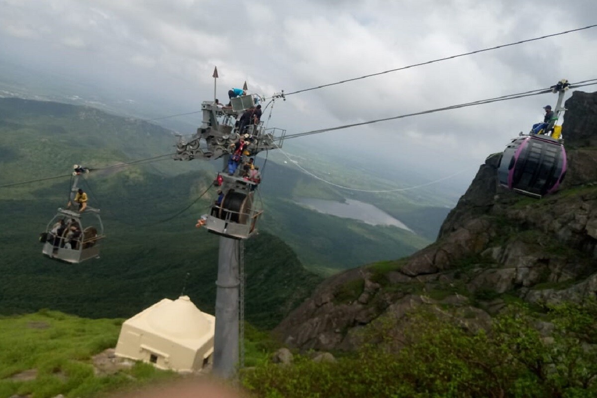 અતુલ વ્યાસ, જૂનાગઢ : એશિયાનો સૌથી મોટો (Asias Biggest ropeway) ગિરનાર રોપવે (Girnar Ropeway) પ્રોજેક્ટ પૂર્ણતાના આરે છે. ઓસ્ટ્રીયાથી ચાર નિષ્ણાંતો હાલ જૂનાગઢ (Junagadh) આવ્યા છે રોપવે સાઈટ પર અંતિમ તબક્કામાં કામગીરી શરૂ કરવામાં આવી છે. ટાવર પર દોરડા લગાવીને તેના પર ટ્રોલી લગાવીને તેની ટ્રાયલ લેવાઈ રહી છે. સૌ પ્રથમ ખાલી ટ્રોલી ટ્રાયલ બાદમાં તેમાં વજન ભરીને ક્રમશઃ અલગ અલગ ટ્રાયલ શરૂ કરવામાં આવી છે. આ તમામ કામગીરી ઓસ્ટ્રીયાથી આવેલા નિષ્ણાંતોની દેખરેખમાં થઈ રહી છે. અતુલ વ્યાસ, જૂનાગઢ : એશિયાનો સૌથી મોટો (Asias Biggest ropeway) ગિરનાર રોપવે (Girnar Ropeway) પ્રોજેક્ટ પૂર્ણતાના આરે છે. ઓસ્ટ્રીયાથી ચાર નિષ્ણાંતો હાલ જૂનાગઢ (Junagadh) આવ્યા છે રોપવે સાઈટ પર અંતિમ તબક્કામાં કામગીરી શરૂ કરવામાં આવી છે. ટાવર પર દોરડા લગાવીને તેના પર ટ્રોલી લગાવીને તેની ટ્રાયલ લેવાઈ રહી છે. સૌ પ્રથમ ખાલી ટ્રોલી ટ્રાયલ બાદમાં તેમાં વજન ભરીને ક્રમશઃ અલગ અલગ ટ્રાયલ શરૂ કરવામાં આવી છે. આ તમામ કામગીરી ઓસ્ટ્રીયાથી આવેલા નિષ્ણાંતોની દેખરેખમાં થઈ રહી છે.