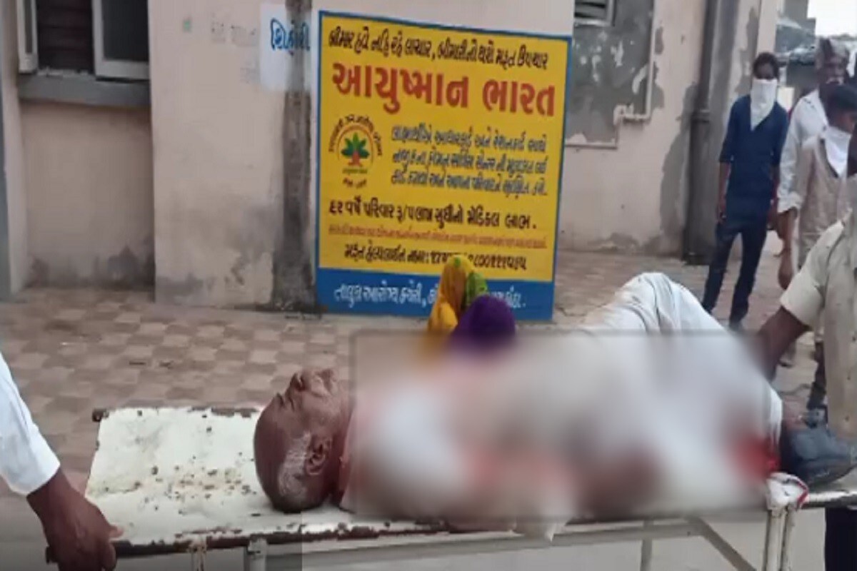 પ્રાપ્ત માહિતી અનુસાર, કાંકરેજ તાલુકાના કાકર ગામે ગઇકાલે જૂથ અથડામણની ઘટના બની હતી. જેમાં બે અલગ અલગ સમાજના લોકો વચ્ચે રીક્ષાની સાઈડ આપવા જેવી નજીવી બોલાચાલી બાદ સમાધાન વખતે બન્ને જૂથ વચ્ચે ધીંગાણું સર્જાયું હતું. બંને જૂથ ના લોકો સામસામે તીક્ષણ હથિયાર વધે હુમલો કરતા 6 લોકોને ગંભીર ઇજા પહોંચી હતી. પ્રાપ્ત માહિતી અનુસાર, કાંકરેજ તાલુકાના કાકર ગામે ગઇકાલે જૂથ અથડામણની ઘટના બની હતી. જેમાં બે અલગ અલગ સમાજના લોકો વચ્ચે રીક્ષાની સાઈડ આપવા જેવી નજીવી બોલાચાલી બાદ સમાધાન વખતે બન્ને જૂથ વચ્ચે ધીંગાણું સર્જાયું હતું. બંને જૂથ ના લોકો સામસામે તીક્ષણ હથિયાર વધે હુમલો કરતા 6 લોકોને ગંભીર ઇજા પહોંચી હતી.