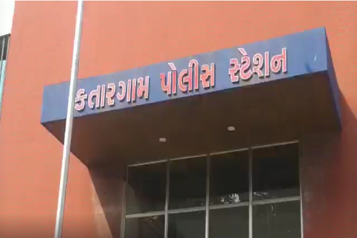 કતારગામ આંબાતલાવડી રોયલપાર્ક સોસાયટીમાં રહેતા અરૂણ મગનભાઈ કોશીયા કતારગામ નગીનાવાડી રોડ જવેલસ્ટાર નામે ડાયમંડ ટ્રેડીંગ કંપની છેલ્લા 17 વર્ષથી ચલાવે છે. અરૂણભાઈની સુરત ઉપરાંત એક બ્રાન્ચ મુંબઈ બ્રાન્દ્રામાં ભારત ડાયમંડ બુર્સ ખાતે આવેલી છે. જે બ્રાન્ચ તેમના મોટાબાઈ મહેન્દ્ર સંભાળે છે. કતારગામ આંબાતલાવડી રોયલપાર્ક સોસાયટીમાં રહેતા અરૂણ મગનભાઈ કોશીયા કતારગામ નગીનાવાડી રોડ જવેલસ્ટાર નામે ડાયમંડ ટ્રેડીંગ કંપની છેલ્લા 17 વર્ષથી ચલાવે છે. અરૂણભાઈની સુરત ઉપરાંત એક બ્રાન્ચ મુંબઈ બ્રાન્દ્રામાં ભારત ડાયમંડ બુર્સ ખાતે આવેલી છે. જે બ્રાન્ચ તેમના મોટાબાઈ મહેન્દ્ર સંભાળે છે.