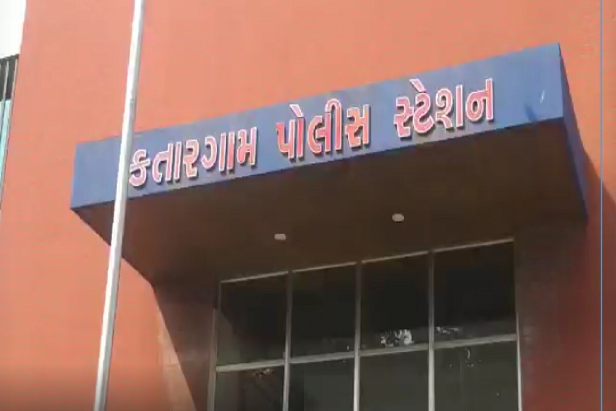 માલનું પેમેન્ટ સાત દિવસમાં આપવાનુ નક્કી કરવામા આવ્યું હતું જાકે સાત દિવસ બાદ પણ સોનુએ પેમેન્ટ નહી ચુકવતા અરૂણએ પેમેન્ટ માટે ફોન કરતા સોનુએ પેમેન્ટ આપવા માટે ઇન્કાર કરી તમારે થાય તે કરી લો તેમ કહી ગાળાગાળી કરી ધમકી આપી પૈસા આપ્યા ન હતી.જેથી આ બનાવ અંગે અરૂણે કતારગામ પોલીસ મથકમાં સોનુ મોદી સામે ફરિયાદ નોધાવી હતી. પોલીસે ગુનો દાખલ કરી તપાસ હાથ ધરી છે. માલનું પેમેન્ટ સાત દિવસમાં આપવાનુ નક્કી કરવામા આવ્યું હતું જાકે સાત દિવસ બાદ પણ સોનુએ પેમેન્ટ નહી ચુકવતા અરૂણએ પેમેન્ટ માટે ફોન કરતા સોનુએ પેમેન્ટ આપવા માટે ઇન્કાર કરી તમારે થાય તે કરી લો તેમ કહી ગાળાગાળી કરી ધમકી આપી પૈસા આપ્યા ન હતી.જેથી આ બનાવ અંગે અરૂણે કતારગામ પોલીસ મથકમાં સોનુ મોદી સામે ફરિયાદ નોધાવી હતી. પોલીસે ગુનો દાખલ કરી તપાસ હાથ ધરી છે.
