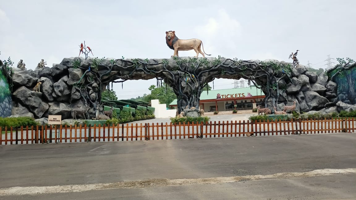 ગુજરાત સહિત દેશમાં પ્રવાસન ધામો હજુ ખુલ્યા નથી ત્યારે દેશના પ્રવાસન ધામો અને ત્યાં ચાલતા હોટેલ ઉદ્યોગ અને સ્થાનિક રોજગારી હજુ પણ મુશ્કેલીમાં છે. અનલોક 4 આવ્યા બાદ ઘણું બધું ખુલી ગયું છે. ત્યારે સિમેન્ટના જંગલો એટલે શહેરમાં રહીને કંટાળેલા લોકો હવે પ્રાકૃતિક વાતાવરણથી ભરપૂર જગ્યાએ જવાનું પસંદ કરી રહ્યા છે. ત્યારે ગુજરાતમાં હાલ કુદરતી વાતાવરણથી ભરપૂર નર્મદા જિલ્લો સૌથી વધુ પ્રવાસીઓની પસંદગી બને છે. ત્યારે ઓક્ટોબર મહિનામાં કેવડિયાના ઘણા બધા પ્રોજેક્ટો ખૂલાવાના છે. ત્યારે કોરોનામાં સાવચેતી કેવી રાખવી કોવિડ-19 ની ગાઈડલાઈનને ફોલોઅપ કરી તમામ ટુરિસ્ટની સાવચેતી સહિત કેવી રીતે કામ કરવું જે અંગેની ચર્ચા માટે રાજ્યના ટુર એન્ડ ટ્રાવેલ્સના માલિકોનો એક સેમિનાર કેવડિયા નર્મદા ટેન્ટ સીટી-2 ખાતે કરવામાં આવ્યો. ગુજરાત સહિત દેશમાં પ્રવાસન ધામો હજુ ખુલ્યા નથી ત્યારે દેશના પ્રવાસન ધામો અને ત્યાં ચાલતા હોટેલ ઉદ્યોગ અને સ્થાનિક રોજગારી હજુ પણ મુશ્કેલીમાં છે. અનલોક 4 આવ્યા બાદ ઘણું બધું ખુલી ગયું છે. ત્યારે સિમેન્ટના જંગલો એટલે શહેરમાં રહીને કંટાળેલા લોકો હવે પ્રાકૃતિક વાતાવરણથી ભરપૂર જગ્યાએ જવાનું પસંદ કરી રહ્યા છે. ત્યારે ગુજરાતમાં હાલ કુદરતી વાતાવરણથી ભરપૂર નર્મદા જિલ્લો સૌથી વધુ પ્રવાસીઓની પસંદગી બને છે. ત્યારે ઓક્ટોબર મહિનામાં કેવડિયાના ઘણા બધા પ્રોજેક્ટો ખૂલાવાના છે. ત્યારે કોરોનામાં સાવચેતી કેવી રાખવી કોવિડ-19 ની ગાઈડલાઈનને ફોલોઅપ કરી તમામ ટુરિસ્ટની સાવચેતી સહિત કેવી રીતે કામ કરવું જે અંગેની ચર્ચા માટે રાજ્યના ટુર એન્ડ ટ્રાવેલ્સના માલિકોનો એક સેમિનાર કેવડિયા નર્મદા ટેન્ટ સીટી-2 ખાતે કરવામાં આવ્યો.