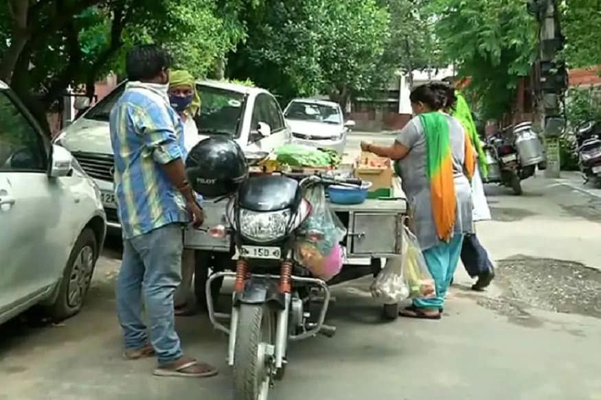 પરિવારને ભૂખે મરવા ના દિવસો આવી ગયા હતા, પરંતુ રિન્કૂએ મહેનત કરવાનું નક્કી કર્યું અને જે એક સમયે કંપનીના મેનેજર હતા અને જેમના હાથ નીચે 70 કર્મચારી કામ કરતા હતા તેઓ હવે ઘરે ઘરે જઈને શાકભાજી વેચે છે અને પરિવારના લોકોને પણ પોતાના આ કામમાં જોતરી દીધા છે. (Photo: News18) પરિવારને ભૂખે મરવા ના દિવસો આવી ગયા હતા, પરંતુ રિન્કૂએ મહેનત કરવાનું નક્કી કર્યું અને જે એક સમયે કંપનીના મેનેજર હતા અને જેમના હાથ નીચે 70 કર્મચારી કામ કરતા હતા તેઓ હવે ઘરે ઘરે જઈને શાકભાજી વેચે છે અને પરિવારના લોકોને પણ પોતાના આ કામમાં જોતરી દીધા છે. (Photo: News18)