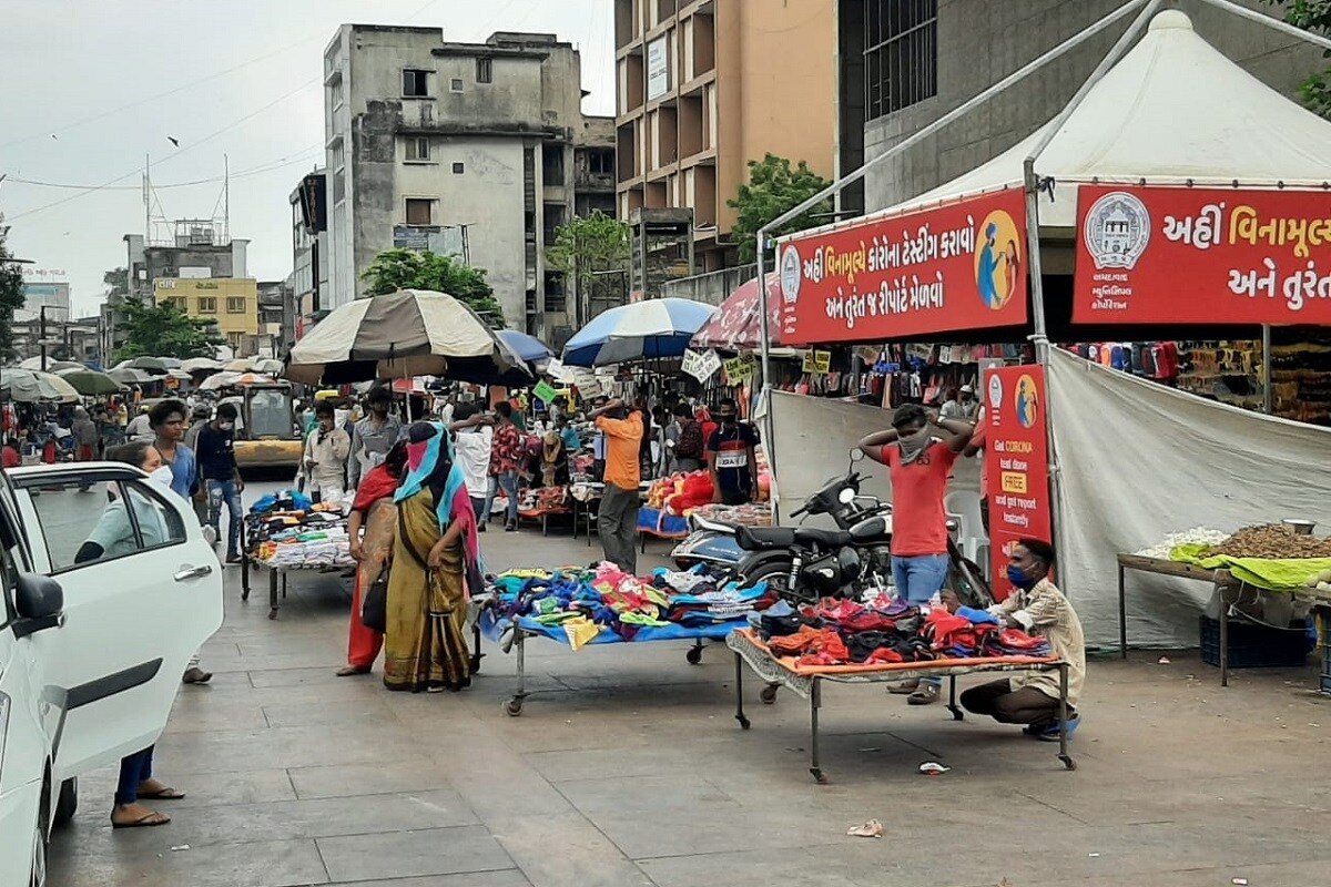 વિભુ પટેલ, અમદાવાદ : કોરોનાની મહામારીના કારણે આર્થિક ફટકો તમામ ને પડ્યો છે.કોરોના સામે જંગ જીતવા માટે 9 મહિનાથી પ્રયાસ કરી રહ્યા છે. કોરોડ રૂપિયાના ખર્ચ કરવામાં આવ્યો છે પણ તેમ છતાં કોરોના સામે જંગ જીતવામાં નિષ્ફળ રહ્યા છે. કારણ કે, કોરોનાની મહામારીમાંથી મુક્ત થવા માટે લોકોનો સહકાર હોવો જરૂરી છે. પણ સમજે કોણ.પહેલા લોકોને માસ્ક પહેરવા અને સોશિયલ ડિસ્ટન્સ રાખવા માટે અપીલ કરવામાં આવતી હતી. પરંતુ જ્યારે અપીલની લોકો ન સમજ્યા ત્યારે દંડ પણ મોટો કરવો પડ્યો. અને આજે સ્થિતિ એવી છે કે,1 સપ્ટેમ્બરથી અત્યાર સુધી માસ્ક ન પહેરનાર 4,317 લોકો પર કાર્યવાહી કરવામાં આવી છે. વિભુ પટેલ, અમદાવાદ : કોરોનાની મહામારીના કારણે આર્થિક ફટકો તમામ ને પડ્યો છે.કોરોના સામે જંગ જીતવા માટે 9 મહિનાથી પ્રયાસ કરી રહ્યા છે. કોરોડ રૂપિયાના ખર્ચ કરવામાં આવ્યો છે પણ તેમ છતાં કોરોના સામે જંગ જીતવામાં નિષ્ફળ રહ્યા છે. કારણ કે, કોરોનાની મહામારીમાંથી મુક્ત થવા માટે લોકોનો સહકાર હોવો જરૂરી છે. પણ સમજે કોણ.પહેલા લોકોને માસ્ક પહેરવા અને સોશિયલ ડિસ્ટન્સ રાખવા માટે અપીલ કરવામાં આવતી હતી. પરંતુ જ્યારે અપીલની લોકો ન સમજ્યા ત્યારે દંડ પણ મોટો કરવો પડ્યો. અને આજે સ્થિતિ એવી છે કે,1 સપ્ટેમ્બરથી અત્યાર સુધી માસ્ક ન પહેરનાર 4,317 લોકો પર કાર્યવાહી કરવામાં આવી છે.