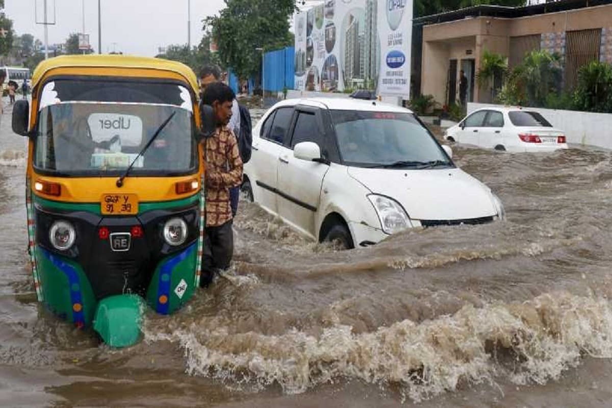 ગુજરાતમાં (Gujarat) હવામાન વિભાગની આગાહી પ્રમાણે હજી ચાર દિવસ વરસાદ (Rainfall) પડવાની આગાહી છે. ત્યારે છેલ્લા 24 કલાકમાં 134 તાલુકામાં ક્યાંક ભારે તો ક્યાંક ઓછો વરસાદ વરસ્યો છે. જેમા સૌથી વધુ તાપીના ઉચ્છલમાં 4.24 ઇંચ વરસાદ ખાબક્યો હતો. જે બાદ ડાંગનાં સુબીરમાં પણ 4 ઇંચથી વધુ અને સુરતનાં ઉમરપાડામાં 4 ઇંચ વરસાદ નોંધાયો છે. આ સાથે હવામાન વિભાગની વરસાદનની આગાહી કરીએ તો સૌરાષ્ટ્રમાં આજે હળવાથી મધ્યમ વરસાદ પડવાની આગાહી કરવામાં આવી છે. ખાસ કરી દરિયાકાંઠાનાં વિસ્તારમાં ભારે વરસાદ પડી શકે છે. અમરેલી અને ગીર સોમનાથ જિલ્લામાં પણ વરસાદનું જોર રહી શકે છે. આ સાથે રાજ્યમાં કુલ 129.27 ટકા વરસાદ પડી ચૂક્યો છે. ગુજરાતમાં (Gujarat) હવામાન વિભાગની આગાહી પ્રમાણે હજી ચાર દિવસ વરસાદ (Rainfall) પડવાની આગાહી છે. ત્યારે છેલ્લા 24 કલાકમાં 134 તાલુકામાં ક્યાંક ભારે તો ક્યાંક ઓછો વરસાદ વરસ્યો છે. જેમા સૌથી વધુ તાપીના ઉચ્છલમાં 4.24 ઇંચ વરસાદ ખાબક્યો હતો. જે બાદ ડાંગનાં સુબીરમાં પણ 4 ઇંચથી વધુ અને સુરતનાં ઉમરપાડામાં 4 ઇંચ વરસાદ નોંધાયો છે. આ સાથે હવામાન વિભાગની વરસાદનની આગાહી કરીએ તો સૌરાષ્ટ્રમાં આજે હળવાથી મધ્યમ વરસાદ પડવાની આગાહી કરવામાં આવી છે. ખાસ કરી દરિયાકાંઠાનાં વિસ્તારમાં ભારે વરસાદ પડી શકે છે. અમરેલી અને ગીર સોમનાથ જિલ્લામાં પણ વરસાદનું જોર રહી શકે છે. આ સાથે રાજ્યમાં કુલ 129.27 ટકા વરસાદ પડી ચૂક્યો છે.