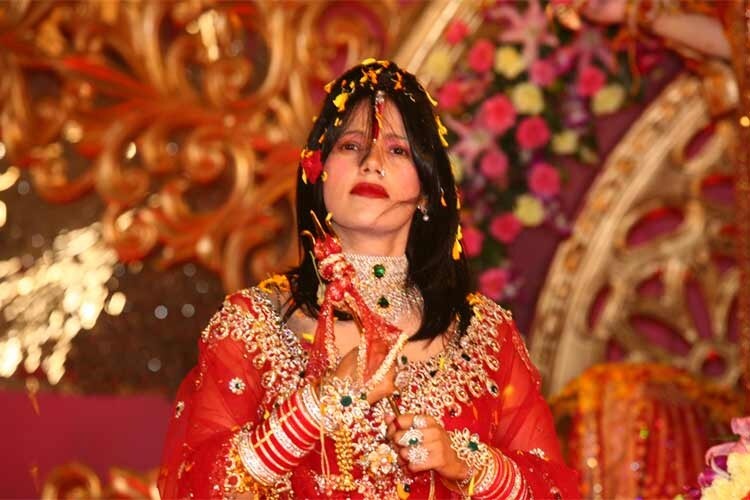 ત્યારે હવે ખબર આવી રહી છે કે આ શોમાં ફરી એક વાર વિવાદિત રહેલી સુખવિંદર કૌર ઉર્ફ રાધે માં(Sukhwinder Kaur aka Radhe Maa) કંટેસ્ટેંટ તરીકે ભાગ લેશે. જો કે ચેનલ કે મેકર્સ તરફથી આ મામલે કોઇ અધિકૃત જાહેરાત નથી કરી. ત્યારે હવે ખબર આવી રહી છે કે આ શોમાં ફરી એક વાર વિવાદિત રહેલી સુખવિંદર કૌર ઉર્ફ રાધે માં(Sukhwinder Kaur aka Radhe Maa) કંટેસ્ટેંટ તરીકે ભાગ લેશે. જો કે ચેનલ કે મેકર્સ તરફથી આ મામલે કોઇ અધિકૃત જાહેરાત નથી કરી.