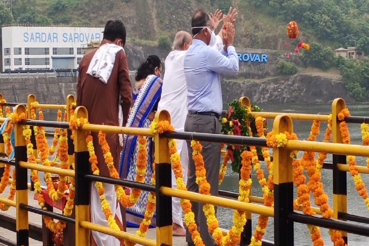 સરદાર સરોવર છલોછલ ભરાઈ જતા નર્મદા નિગમના તમામ અધિકારીઓ સ્ટેન્ડ બાઈ નર્મદા ડેમ પર ગોઠવાઈ ગયા છે અને ઉપરવાસમાંથી આવનારી પાણી આવક પર તંત્ર વોચ રાખી રહ્યું છે. સરદાર સરોવર નર્મદા ડેમની પાણીની સપાટી જાળવવા ફરી પાછા ડેમના 23 દરવાજા 20 સેમી ખોલી 1 લાખ ક્યુસેક પાણી નર્મદા નદીમાં છોડાઈ રહ્યું છે. સરદાર સરોવર છલોછલ ભરાઈ જતા નર્મદા નિગમના તમામ અધિકારીઓ સ્ટેન્ડ બાઈ નર્મદા ડેમ પર ગોઠવાઈ ગયા છે અને ઉપરવાસમાંથી આવનારી પાણી આવક પર તંત્ર વોચ રાખી રહ્યું છે. સરદાર સરોવર નર્મદા ડેમની પાણીની સપાટી જાળવવા ફરી પાછા ડેમના 23 દરવાજા 20 સેમી ખોલી 1 લાખ ક્યુસેક પાણી નર્મદા નદીમાં છોડાઈ રહ્યું છે.