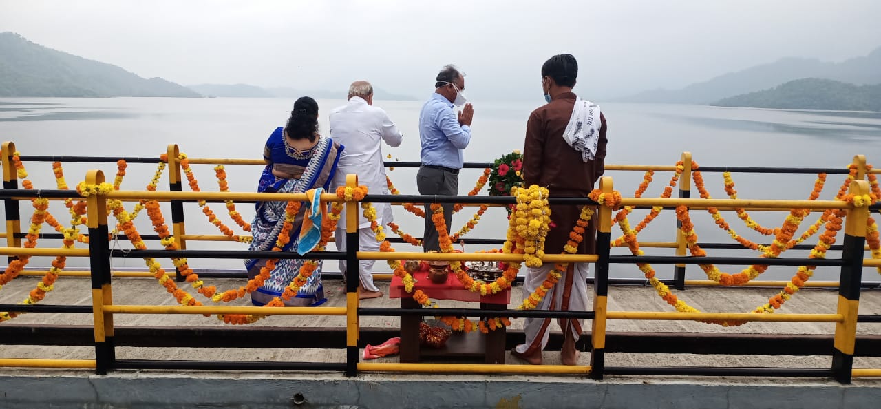 સરદાર સરોવર નર્મદા ડેમના RBPH 6 યુનિટી સતત ચાલુ કરાતા 42000 ક્યુસેક પાણી નર્મદા નદીમાં જ્યારે CHPHના 3 યુનિટી સતત ચાલુ કરાતા 13000 ક્યુસેક પાણી મુખ્ય કેનાલમાં છોડાઈ રહ્યું છે. ગુજરાત સરકારે નર્મદા બંધને મા રેવાના નીરથી 100% છલોછલ ભરી વડાપ્રધાન નરેન્દ્ર મોદીને જન્મદિવસની ભેટ આપી હતી. સરદાર સરોવર નર્મદા ડેમના RBPH 6 યુનિટી સતત ચાલુ કરાતા 42000 ક્યુસેક પાણી નર્મદા નદીમાં જ્યારે CHPHના 3 યુનિટી સતત ચાલુ કરાતા 13000 ક્યુસેક પાણી મુખ્ય કેનાલમાં છોડાઈ રહ્યું છે. ગુજરાત સરકારે નર્મદા બંધને મા રેવાના નીરથી 100% છલોછલ ભરી વડાપ્રધાન નરેન્દ્ર મોદીને જન્મદિવસની ભેટ આપી હતી.
