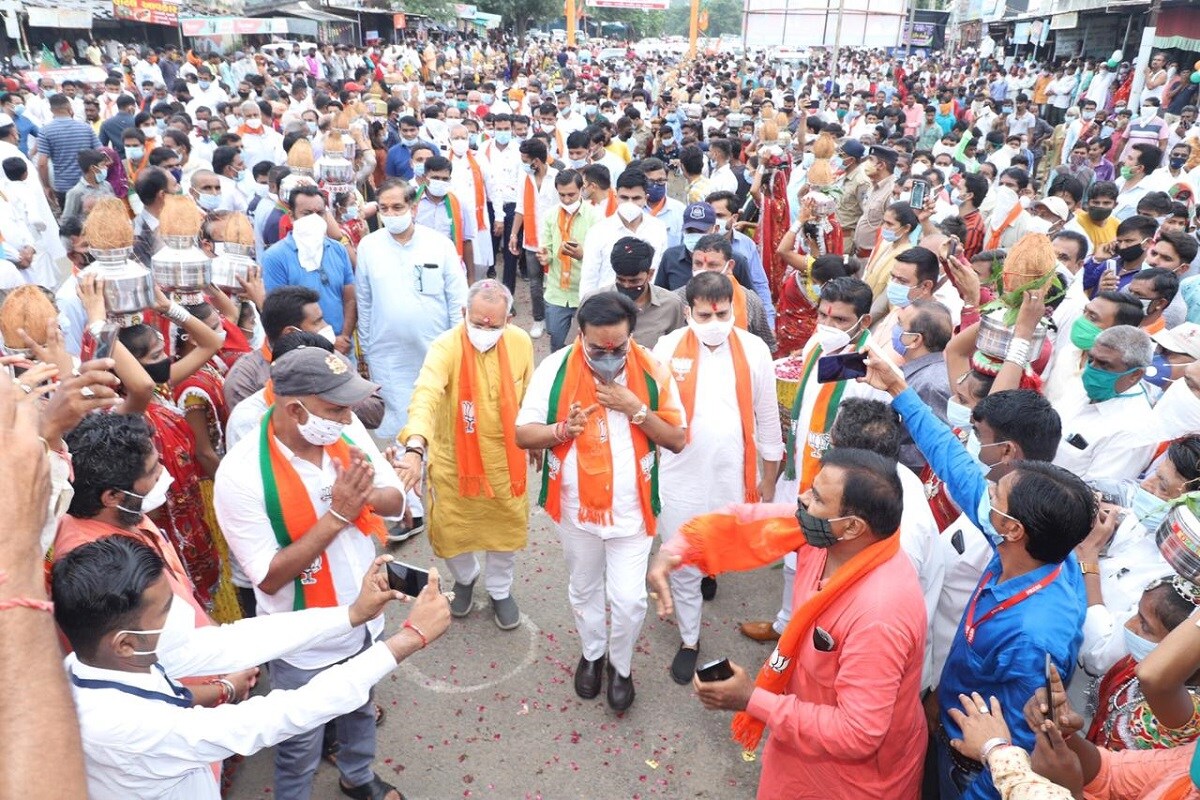 ભારતીય જનતા પાર્ટીના પ્રદેશ પ્રમુખ સી.આર. પાટીલે ( C R Patil) ગુરુવારથી એટલે આજથી ત્રણ દિવસના ઉત્તર ગુજરાતના (North Gujarat visit) પ્રવાસમાં સંગઠન યાત્રાનો આરંભ કર્યો છે. સી.આર. પાટીલે સવારે દાંતાના વિશ્વ પ્રસિદ્ધ અંબાજી (Ambaji) ધામ ખાતે દર્શન કરી આ યાત્રાનો આરંભ કર્યો હતો. કોરોનાની પરિસ્થિતિને ધ્યાનમાં રાખીને સમગ્ર યાત્રા દરમિયાન સ્વાગત અને અન્ય કાર્યક્રમો દરમિયાન કાર્યકરોએ બિનજરૂરી ભીડ ન કરવા, સોશીયલ ડિસ્ટન્સિંગ (Social Distance) અને માસ્ક (mask) પહેરવા જેવી બાબતોને અસરકારક રીતે અનુસરવા પ્રદેશ કચેરી તરફથી સૂચના જારી કરી દેવામાં આવી હતી. પરંતુ આવી સૂચનાઓનું પાલન થયું હોય તેવું દેખાઇ રહ્યું ન હતું. નોંધનીય છે કે, પાટીલનાં સૌરાષ્ટ્ર પ્રવાસમાં પણ મોટા પ્રમાણમાં કાર્યકર્તાઓએ ભેગા મળીને સોશિયલ ડિસ્ટન્સિંગનાં ધજાગરા ઉડાવ્યાં હતા. આટલે ન અટકતા બધાએ ભેગા મળીને ગરબા પણ લીધા હતા, જે બાદ લોકોમાં ઘણી જ ચર્ચા થઇ હતી. આવી જ પરિસ્થિતિ હવે ઉત્તર ગુજરાતનાં પ્રવાસમાં પણ જોવા મળી રહી છે જે ચિંતા ઉપજાવનારી છે. ભારતીય જનતા પાર્ટીના પ્રદેશ પ્રમુખ સી.આર. પાટીલે ( C R Patil) ગુરુવારથી એટલે આજથી ત્રણ દિવસના ઉત્તર ગુજરાતના (North Gujarat visit) પ્રવાસમાં સંગઠન યાત્રાનો આરંભ કર્યો છે. સી.આર. પાટીલે સવારે દાંતાના વિશ્વ પ્રસિદ્ધ અંબાજી (Ambaji) ધામ ખાતે દર્શન કરી આ યાત્રાનો આરંભ કર્યો હતો. કોરોનાની પરિસ્થિતિને ધ્યાનમાં રાખીને સમગ્ર યાત્રા દરમિયાન સ્વાગત અને અન્ય કાર્યક્રમો દરમિયાન કાર્યકરોએ બિનજરૂરી ભીડ ન કરવા, સોશીયલ ડિસ્ટન્સિંગ (Social Distance) અને માસ્ક (mask) પહેરવા જેવી બાબતોને અસરકારક રીતે અનુસરવા પ્રદેશ કચેરી તરફથી સૂચના જારી કરી દેવામાં આવી હતી. પરંતુ આવી સૂચનાઓનું પાલન થયું હોય તેવું દેખાઇ રહ્યું ન હતું. નોંધનીય છે કે, પાટીલનાં સૌરાષ્ટ્ર પ્રવાસમાં પણ મોટા પ્રમાણમાં કાર્યકર્તાઓએ ભેગા મળીને સોશિયલ ડિસ્ટન્સિંગનાં ધજાગરા ઉડાવ્યાં હતા. આટલે ન અટકતા બધાએ ભેગા મળીને ગરબા પણ લીધા હતા, જે બાદ લોકોમાં ઘણી જ ચર્ચા થઇ હતી. આવી જ પરિસ્થિતિ હવે ઉત્તર ગુજરાતનાં પ્રવાસમાં પણ જોવા મળી રહી છે જે ચિંતા ઉપજાવનારી છે.