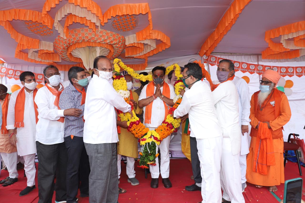 પ્રાસંગિક સંબોધન પછી પાટીલની યાત્રા ડીસા પહોંચશે. ડીસા ખાતે બપોરે 1 વાગે બનાસકાંઠા જિલ્લાના ભાજપના પદાધિકારીઓ, ચૂંટાયેલા આગેવાનો સાથે બેઠક બાદ ધાર્મિક, સહકારી, વ્યાપારિ આગેવાનો સાથે એક અલગથી બેઠક યોજશે. આ પછી પાટીલ પાટણ જિલ્લાના સરસ્વતી તાલુકાના કોઇટા ગામ પહોંચશે. ત્યાંથી વડુ, ચારુપ, અધાર થઇ પાટણ શહેર પહોંચશે. અહીં સાંજે ધાર્મિક, સામાજિક, વ્યાપારિક આગેવાનો સાથે બેઠક યોજશે. ત્યાર બાદ મોડી સાંજે ભાજપના આગેવાનો સાથે બેઠક યોજશે. પ્રાસંગિક સંબોધન પછી પાટીલની યાત્રા ડીસા પહોંચશે. ડીસા ખાતે બપોરે 1 વાગે બનાસકાંઠા જિલ્લાના ભાજપના પદાધિકારીઓ, ચૂંટાયેલા આગેવાનો સાથે બેઠક બાદ ધાર્મિક, સહકારી, વ્યાપારિ આગેવાનો સાથે એક અલગથી બેઠક યોજશે. આ પછી પાટીલ પાટણ જિલ્લાના સરસ્વતી તાલુકાના કોઇટા ગામ પહોંચશે. ત્યાંથી વડુ, ચારુપ, અધાર થઇ પાટણ શહેર પહોંચશે. અહીં સાંજે ધાર્મિક, સામાજિક, વ્યાપારિક આગેવાનો સાથે બેઠક યોજશે. ત્યાર બાદ મોડી સાંજે ભાજપના આગેવાનો સાથે બેઠક યોજશે.