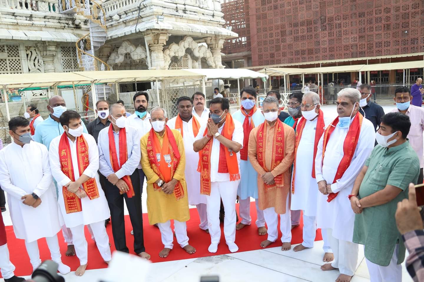 અંબાજી મંદિરમા કાર્યકર્તાઓ સાથે સી. આર. પાટીલ દેખાય રહ્યા છે. નોંંધનીય છે કે,<br />વરસાદ બાદ ગુજરાતમાં ઠેર ઠેર ખાડા થઇ જાય છે પરંતુ જ્યારે કોઈ મોટા નેતા કોઈ શહેરની મુલાકાત લે તે પહેલા આ ખાડા પૂરાઈ જતા હોય છે. ત્યારે સીઆર પાટીલની મુલાકાત પહેલા ઉત્તર ગુજરાતમાં પણ આવું જ કંઈક જોવા મળ્યું. પાલનપુરમાં ભાજપ પ્રદેશ પ્રમુખ સી.આર પાટીલ આવતા હોવાથી નગરપાલિકા હરકતમાં આવ્યું હતું. નગરપાલિકા દ્વારા પાલનપુર શહેરમાં રસ્તાઓ ઉપર પડેલ ખાડાઓ પૂરવાનું શરૂ કરાયું છે. લોકો દ્વારા અનેક રજૂઆતો કરવા છતાં રસ્તાઓનું સમારકામ થતું ન હતું. પરંતુ ભાજપ પ્રદેશ પ્રમુખ આવતા હોઈ પાલિકા સફાળી જાગી છે. અંબાજી મંદિરમા કાર્યકર્તાઓ સાથે સી. આર. પાટીલ દેખાય રહ્યા છે. નોંંધનીય છે કે,<br />વરસાદ બાદ ગુજરાતમાં ઠેર ઠેર ખાડા થઇ જાય છે પરંતુ જ્યારે કોઈ મોટા નેતા કોઈ શહેરની મુલાકાત લે તે પહેલા આ ખાડા પૂરાઈ જતા હોય છે. ત્યારે સીઆર પાટીલની મુલાકાત પહેલા ઉત્તર ગુજરાતમાં પણ આવું જ કંઈક જોવા મળ્યું. પાલનપુરમાં ભાજપ પ્રદેશ પ્રમુખ સી.આર પાટીલ આવતા હોવાથી નગરપાલિકા હરકતમાં આવ્યું હતું. નગરપાલિકા દ્વારા પાલનપુર શહેરમાં રસ્તાઓ ઉપર પડેલ ખાડાઓ પૂરવાનું શરૂ કરાયું છે. લોકો દ્વારા અનેક રજૂઆતો કરવા છતાં રસ્તાઓનું સમારકામ થતું ન હતું. પરંતુ ભાજપ પ્રદેશ પ્રમુખ આવતા હોઈ પાલિકા સફાળી જાગી છે.