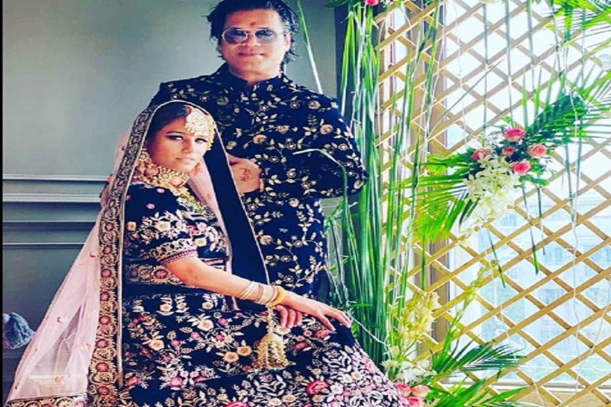 એન્ટરટેઇનમેન્ટ ડેસ્ક: એક્ટ્રેસ પૂનમ પાંડે (Poonam Pandey) કોઇને કોઇ કારણે ચર્ચામાં રહે છે. વિવાદથી ઘેરાયેલી પૂનમે લગ્નનાં 21 દિવસમાં તેનાં લગ્ન તોડી નાંખવાની વાત કરી હતી. હજુ આ વાતને ગણતરીનાં દિવસ થયા છે. ત્યાં હવે તેનાં પતિ સેમ બોમ્બેએ (Sam Bombay) તેનો અને પૂનમ પાંડેનો એક ફોટો સોશિયલ મીડિયા પર શેર કર્યો છે. એન્ટરટેઇનમેન્ટ ડેસ્ક: એક્ટ્રેસ પૂનમ પાંડે (Poonam Pandey) કોઇને કોઇ કારણે ચર્ચામાં રહે છે. વિવાદથી ઘેરાયેલી પૂનમે લગ્નનાં 21 દિવસમાં તેનાં લગ્ન તોડી નાંખવાની વાત કરી હતી. હજુ આ વાતને ગણતરીનાં દિવસ થયા છે. ત્યાં હવે તેનાં પતિ સેમ બોમ્બેએ (Sam Bombay) તેનો અને પૂનમ પાંડેનો એક ફોટો સોશિયલ મીડિયા પર શેર કર્યો છે.