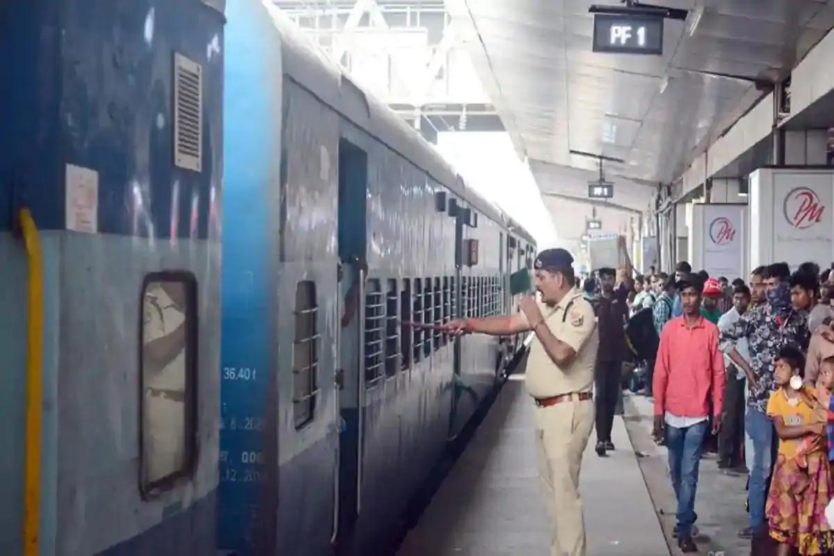 દેશના 1050 સ્ટેશનો પર પેસેન્જર્સ પાસેથી વસૂલવામાં આવી શકે છે યૂઝર ચાર્જ - રેલવે બોર્ડના ચેરમેન અને સીઇઓ વિનોદ કુમાર યાદવ (V K Yadav)એ 18 સપ્ટેમ્બરે જણાવ્યું હતું કે એરપોર્ટ્સ પર વસૂલવામાં આવી રહેલા યૂઝર ચાર્જની જેમ કેટલાક સ્ટેશનો પર પેસેન્જર્સ પાસેથી યૂઝર ચાર્જ લેવામાં આવશે. ભારતીય રેલવેએ કહ્યું હતું કે કુલ રેલવે સ્ટેશનોના 10થી 15 ટકા સ્ટેશનો પર યૂઝર ચાર્જ લેવામાં આવશે. (પ્રતીકાત્મક તસવીર) દેશના 1050 સ્ટેશનો પર પેસેન્જર્સ પાસેથી વસૂલવામાં આવી શકે છે યૂઝર ચાર્જ - રેલવે બોર્ડના ચેરમેન અને સીઇઓ વિનોદ કુમાર યાદવ (V K Yadav)એ 18 સપ્ટેમ્બરે જણાવ્યું હતું કે એરપોર્ટ્સ પર વસૂલવામાં આવી રહેલા યૂઝર ચાર્જની જેમ કેટલાક સ્ટેશનો પર પેસેન્જર્સ પાસેથી યૂઝર ચાર્જ લેવામાં આવશે. ભારતીય રેલવેએ કહ્યું હતું કે કુલ રેલવે સ્ટેશનોના 10થી 15 ટકા સ્ટેશનો પર યૂઝર ચાર્જ લેવામાં આવશે. (પ્રતીકાત્મક તસવીર)