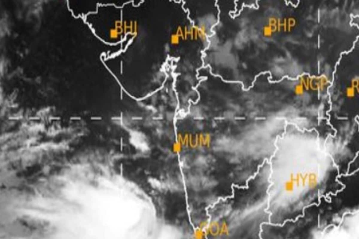 વિભૂ પટેલ, અમદાવાદ : રાજ્યમાં પશ્ચિમ ઉત્તર પશ્ચિમ ના પવન ફૂંકાઈ રહ્યા છે.જેના કારણે તાપમાન વધ્યું છે.પરંતુ હવામાન વિભાગ દ્વારા રાજ્યમાં આગામી (Rain forecast) ત્રણ દિવસ વરસાદની (Three day rain alert) આગાહી કરવામાં આવી છે.રાજ્યના કેટલાક વિસ્તારોમાં ભારે પવન સાથે સામાન્યથી મધ્યમ વરસસ થશે.તો કેટલાક વિસ્તારોમાં ભારે વરસાદની (Heavy Rain forecast in Gujarat) સંભાવના વ્યક્ત કરી છે. રાજ્યમાં આગામી 11-12-13 સપ્ટેમ્બર દરમિયાન ફરી વરસાદની આગાહી કરવામાં આવી છે. વિભૂ પટેલ, અમદાવાદ : રાજ્યમાં પશ્ચિમ ઉત્તર પશ્ચિમ ના પવન ફૂંકાઈ રહ્યા છે.જેના કારણે તાપમાન વધ્યું છે.પરંતુ હવામાન વિભાગ દ્વારા રાજ્યમાં આગામી (Rain forecast) ત્રણ દિવસ વરસાદની (Three day rain alert) આગાહી કરવામાં આવી છે.રાજ્યના કેટલાક વિસ્તારોમાં ભારે પવન સાથે સામાન્યથી મધ્યમ વરસસ થશે.તો કેટલાક વિસ્તારોમાં ભારે વરસાદની (Heavy Rain forecast in Gujarat) સંભાવના વ્યક્ત કરી છે. રાજ્યમાં આગામી 11-12-13 સપ્ટેમ્બર દરમિયાન ફરી વરસાદની આગાહી કરવામાં આવી છે.