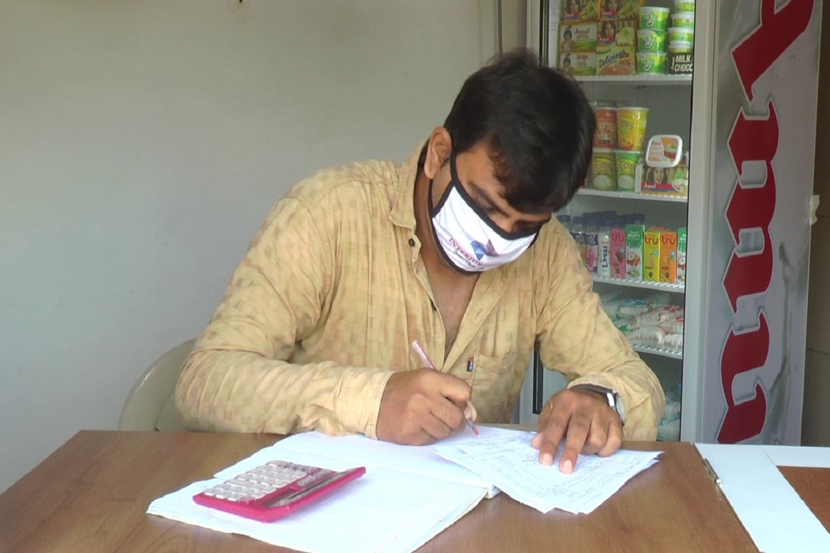 અંકિત પોપટ, રાજકોટ : કોરોના મહામારીના (coronavirus) કારણે અનેક લોકોની રોજીરોટી (unemployment) છીનવાઇ છે અને લોકો બેરોજગાર બન્યા છે. પરંતુ આપણે ત્યાં કહેવત છે કે મન હોય તો માળવે જવાય ત્યારે આ જ કહેવત સાચી કરી બતાવવી છે રાજકોટના એક શિક્ષકે. શાળાનાં સંચાલકોએ કોરોનાને કારણે શિક્ષકોનો (School teacher) પગાર અડધા કર્યાં તો શિક્ષકે નિરાશ થવાને બદલે રોજગારીનો અન્ય માર્ગ શોધી નાંખ્યો. અંકિત પોપટ, રાજકોટ : કોરોના મહામારીના (coronavirus) કારણે અનેક લોકોની રોજીરોટી (unemployment) છીનવાઇ છે અને લોકો બેરોજગાર બન્યા છે. પરંતુ આપણે ત્યાં કહેવત છે કે મન હોય તો માળવે જવાય ત્યારે આ જ કહેવત સાચી કરી બતાવવી છે રાજકોટના એક શિક્ષકે. શાળાનાં સંચાલકોએ કોરોનાને કારણે શિક્ષકોનો (School teacher) પગાર અડધા કર્યાં તો શિક્ષકે નિરાશ થવાને બદલે રોજગારીનો અન્ય માર્ગ શોધી નાંખ્યો.