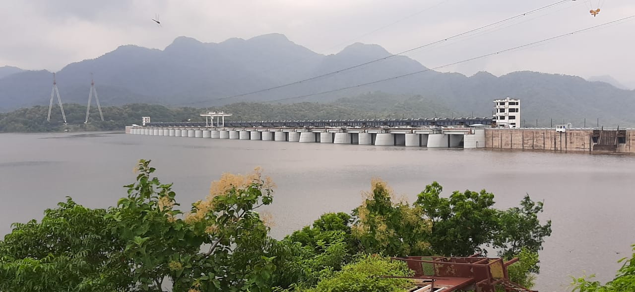 <br />ગુજરાતની જીવાદોરી સમાન સરદાર સરોવર નર્મદા બંધના વધામણાની ઘડીઓ આવી ગઈ છે. કેમકે મા રેવના નીરથી આજે નર્મદા બંધ છલોછલ ભરાઈ ગયો છે. બંધની જળ સપાટી 138.58 મીટરે પહોંચી છે.એટલે 99.99 ટકા ડેમ ભરાઈ ગયો છે. <br />ગુજરાતની જીવાદોરી સમાન સરદાર સરોવર નર્મદા બંધના વધામણાની ઘડીઓ આવી ગઈ છે. કેમકે મા રેવના નીરથી આજે નર્મદા બંધ છલોછલ ભરાઈ ગયો છે. બંધની જળ સપાટી 138.58 મીટરે પહોંચી છે.એટલે 99.99 ટકા ડેમ ભરાઈ ગયો છે.
