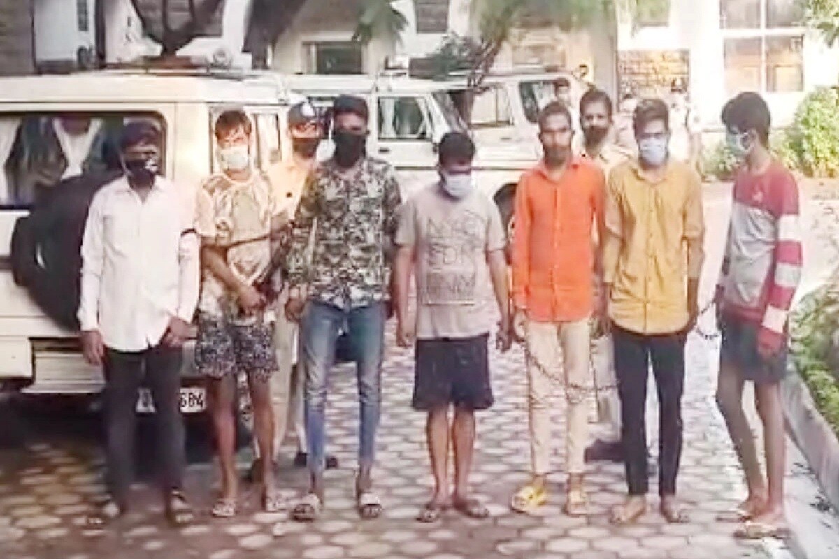 આ ઉપરાંત પોલીસને જાણવા મળ્યું હતું કે ગેંગની મહિલાઓ પોતાના એજન્ટના માધ્યમથી બાંગ્લાદેશ, પશ્વિમ બંગાળ અને મહારાષ્ટ્રથી ગરીબ યુવતીઓને કામ અપાવવાના બહાને ઇન્દોર લાવતી હતી. તેમને બંધક બનાવીને દેહવ્યાપારમાં ધકેલી દેવામાં આવતી હતી. (તસવીર આજતક) આ ઉપરાંત પોલીસને જાણવા મળ્યું હતું કે ગેંગની મહિલાઓ પોતાના એજન્ટના માધ્યમથી બાંગ્લાદેશ, પશ્વિમ બંગાળ અને મહારાષ્ટ્રથી ગરીબ યુવતીઓને કામ અપાવવાના બહાને ઇન્દોર લાવતી હતી. તેમને બંધક બનાવીને દેહવ્યાપારમાં ધકેલી દેવામાં આવતી હતી. (તસવીર આજતક)