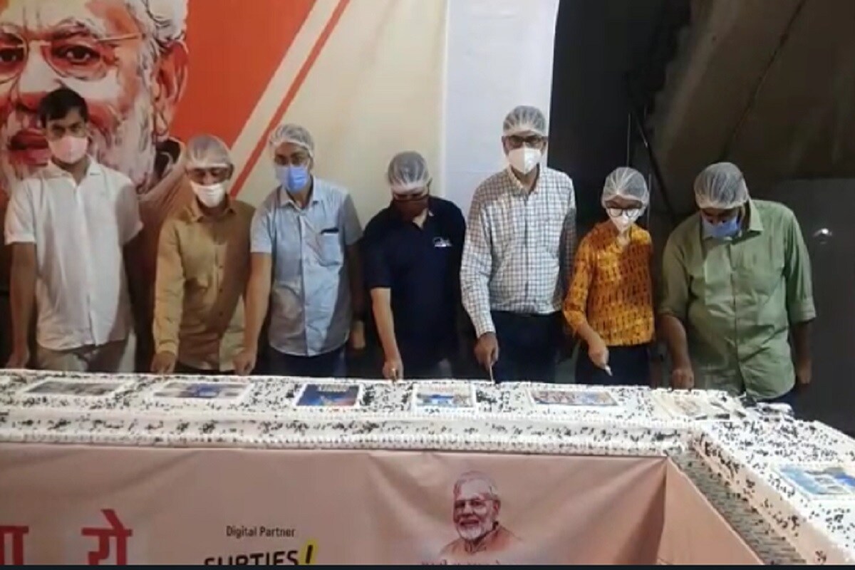 બેકરી દ્વારા બનાવવામાં આવેલી 71 ફૂટ લાંબી આ કેમાં વર્તમાન સ્થિતિમાં પોતાની ફરજ નિભાવી રહેલા અલગ અલગ ક્ષેત્રના કોરોના વોરિયરનો સમાવેશ કરવામાં આવ્યો છે. જે અલગ અલગ થીમ કેક પર જોવા મળી રહી છે. બેકરી દ્વારા બનાવવામાં આવેલી 71 ફૂટ લાંબી આ કેમાં વર્તમાન સ્થિતિમાં પોતાની ફરજ નિભાવી રહેલા અલગ અલગ ક્ષેત્રના કોરોના વોરિયરનો સમાવેશ કરવામાં આવ્યો છે. જે અલગ અલગ થીમ કેક પર જોવા મળી રહી છે.
