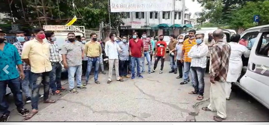 ધનવન્તરી રથના ડ્રાઇવરોને છેલ્લા 53 દિવસથી ભાડું ચૂકવવામાં આવ્યુ નથી. વાહનોના ચાલકોએ વાહનોના ભાડાની માંગણી કરી હોવા છતાં ભાડું ન ચૂકવાતા આખરે તેઓએ હડતાળનું શસ્ત્ર ઉગામ્યું છે. ધનવન્તરી રથના ડ્રાઇવરોને છેલ્લા 53 દિવસથી ભાડું ચૂકવવામાં આવ્યુ નથી. વાહનોના ચાલકોએ વાહનોના ભાડાની માંગણી કરી હોવા છતાં ભાડું ન ચૂકવાતા આખરે તેઓએ હડતાળનું શસ્ત્ર ઉગામ્યું છે.