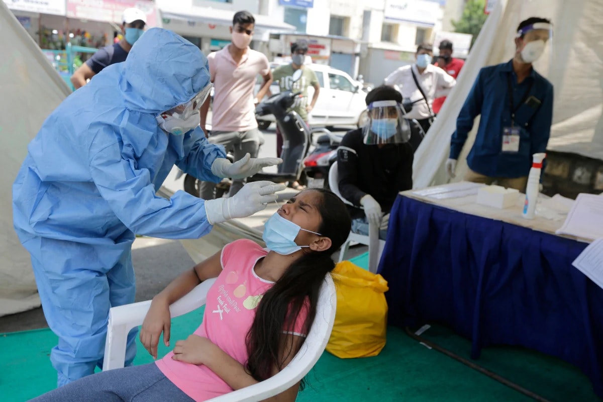 ગુજરાતમાં 24 કલાકમાં કોરોના વાયરસના (Coronavirus)નવા 380 કેસ નોંધાયા છે. જેની સામે 637 દર્દીઓ સાજા થયા છે. 24 કલાકમાં રાજ્યમાં કોવિડ-19 (Covid19)ના કારણે બે દર્દીઓના મોત થયા છે. રાજ્યમાં કુલ મૃત્યુઆંક 4381 થયો છે. રાજ્યમાં સાજા થવાનો દર 96.74 ટકા છે. (પ્રતીકાત્મક તસવીર) ગુજરાતમાં 24 કલાકમાં કોરોના વાયરસના (Coronavirus)નવા 380 કેસ નોંધાયા છે. જેની સામે 637 દર્દીઓ સાજા થયા છે. 24 કલાકમાં રાજ્યમાં કોવિડ-19 (Covid19)ના કારણે બે દર્દીઓના મોત થયા છે. રાજ્યમાં કુલ મૃત્યુઆંક 4381 થયો છે. રાજ્યમાં સાજા થવાનો દર 96.74 ટકા છે. (પ્રતીકાત્મક તસવીર)