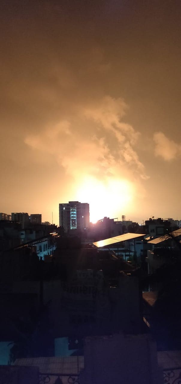 આ કંપનીની દીવાલની બાજુમાં એક ઝૂપટીમાં એક ત્રણ જણનો પરિવાર રહેતો હતો. આ પરિવાર રાતે સૂતો હતો ત્યારે આ આગની ઝપેટમાં આવી ગયો હતો. જેમાથી એક વ્યક્તિનું મોત થયું છે જ્યારે અન્ય બે વ્યક્તિઓને સારવાર માટે લઇ જવામાં આવ્યાં છે. નોંધનીય છે કે, આ ગેસ કંપનીના ગેસ પ્લાન્ટમાં આગ લાગી હતી. મુંબઈથી સુરત 240 કિલોમીટર લાંબી લાઇન આવેલી છે. સુરક્ષાને ધ્યાનમાં રાખતા મગદલ્લા ચોકડીથી ઈચ્છાપોર ચોકડી સુધીના અવરજવરના હાઇવેના રસ્તાઓ બંધ કરાયા હતા. આ કંપનીની દીવાલની બાજુમાં એક ઝૂપટીમાં એક ત્રણ જણનો પરિવાર રહેતો હતો. આ પરિવાર રાતે સૂતો હતો ત્યારે આ આગની ઝપેટમાં આવી ગયો હતો. જેમાથી એક વ્યક્તિનું મોત થયું છે જ્યારે અન્ય બે વ્યક્તિઓને સારવાર માટે લઇ જવામાં આવ્યાં છે. નોંધનીય છે કે, આ ગેસ કંપનીના ગેસ પ્લાન્ટમાં આગ લાગી હતી. મુંબઈથી સુરત 240 કિલોમીટર લાંબી લાઇન આવેલી છે. સુરક્ષાને ધ્યાનમાં રાખતા મગદલ્લા ચોકડીથી ઈચ્છાપોર ચોકડી સુધીના અવરજવરના હાઇવેના રસ્તાઓ બંધ કરાયા હતા.