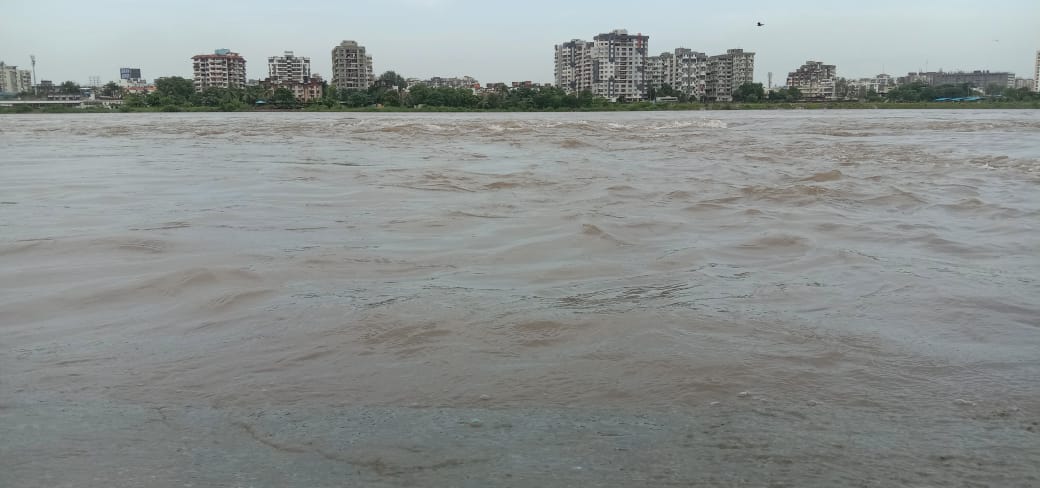 રાજ્યમાં 94 તાલુકાઓમાં 1000 મીમીથી વધુ વરસાદ, 134 તાલુકાઓમાં 501થી 1000 મીમી સુધી, 23 તાલુકાઓમાં 251થી 500 મીમી સુધી વરસાદ છે. આ સાથે રાજ્યના 205 જળાશયો પૈકી 100 ટકાથી વધુ ભરાયેલા ડેમ 103 છે. રાજ્યમાં કુલ 62 નદીઓ અને 78 મોટા તળાવ ઓવરફલો થયા છે. રાજ્યમાં 94 તાલુકાઓમાં 1000 મીમીથી વધુ વરસાદ, 134 તાલુકાઓમાં 501થી 1000 મીમી સુધી, 23 તાલુકાઓમાં 251થી 500 મીમી સુધી વરસાદ છે. આ સાથે રાજ્યના 205 જળાશયો પૈકી 100 ટકાથી વધુ ભરાયેલા ડેમ 103 છે. રાજ્યમાં કુલ 62 નદીઓ અને 78 મોટા તળાવ ઓવરફલો થયા છે.