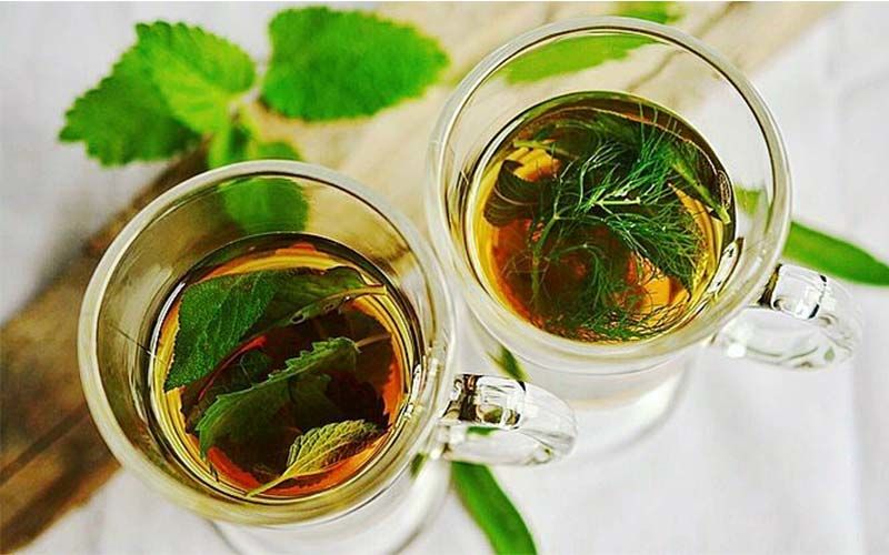 દિવસ દરમ્યાન હુંફાળુ પાણી પીવામાં ઉપયોગ કરવો. આ સાથે ઉકાળા પીઓ. તમે સુંઠ અડધી ચમચી, તુલસી પત્ર-10, મરી-2, હળદર અડધી ચમચી 1 ગ્લાસ પાણીમાં નાખી અડધુ ઉકાળ્યા પછી ગાળી લઇ તેનો ઉકાળો પીવો. આ સાથે દિવસ દરમિયાન લીંબુ પાણી પીવાનું રાખો. દિવસ દરમ્યાન હુંફાળુ પાણી પીવામાં ઉપયોગ કરવો. આ સાથે ઉકાળા પીઓ. તમે સુંઠ અડધી ચમચી, તુલસી પત્ર-10, મરી-2, હળદર અડધી ચમચી 1 ગ્લાસ પાણીમાં નાખી અડધુ ઉકાળ્યા પછી ગાળી લઇ તેનો ઉકાળો પીવો. આ સાથે દિવસ દરમિયાન લીંબુ પાણી પીવાનું રાખો.
