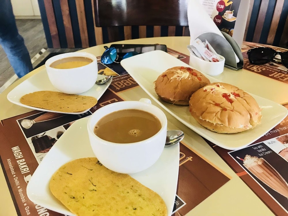 રેસ્ટોરન્ટ અને નાસ્તાગૃહો, હોટલો માટેની ગાઈડલાઈન - કુલ કેપેસીટીના 50 ટકાથી વધારે ગ્રાહકો નહીં બેસાડવા. બેઠકમાં સોશિયલ ડિસ્ટન્સિંગની વ્યવસ્થા કરરવી. ડિસ્પોઝેબલ મેનુનો ઉપયોગ. વેઈટરો માટે માસ્ક અને ગ્લવ્સ સહિતના ઉપકરણો જરૂરી છે. ગ્રાહકોને બેસવા માટેના ટેબલ વારંવાર સેનેટાઈ કરવા. કોરોનાની જાગૃતિ માટે પોસ્ટર કે હોર્ડિગ લગાવવા. શુદ્ધ હવાની અવરજવર માટે વેન્ટિલેશનની વ્યવસ્થા. એસી 24થી 30 ની વચ્ચે જ રાખવું. વધારે વાહનો ભેગા ન થાય એવી વ્યવસ્થા સુનિશ્વિત કરવી રેસ્ટોરન્ટ અને નાસ્તાગૃહો, હોટલો માટેની ગાઈડલાઈન - કુલ કેપેસીટીના 50 ટકાથી વધારે ગ્રાહકો નહીં બેસાડવા. બેઠકમાં સોશિયલ ડિસ્ટન્સિંગની વ્યવસ્થા કરરવી. ડિસ્પોઝેબલ મેનુનો ઉપયોગ. વેઈટરો માટે માસ્ક અને ગ્લવ્સ સહિતના ઉપકરણો જરૂરી છે. ગ્રાહકોને બેસવા માટેના ટેબલ વારંવાર સેનેટાઈ કરવા. કોરોનાની જાગૃતિ માટે પોસ્ટર કે હોર્ડિગ લગાવવા. શુદ્ધ હવાની અવરજવર માટે વેન્ટિલેશનની વ્યવસ્થા. એસી 24થી 30 ની વચ્ચે જ રાખવું. વધારે વાહનો ભેગા ન થાય એવી વ્યવસ્થા સુનિશ્વિત કરવી