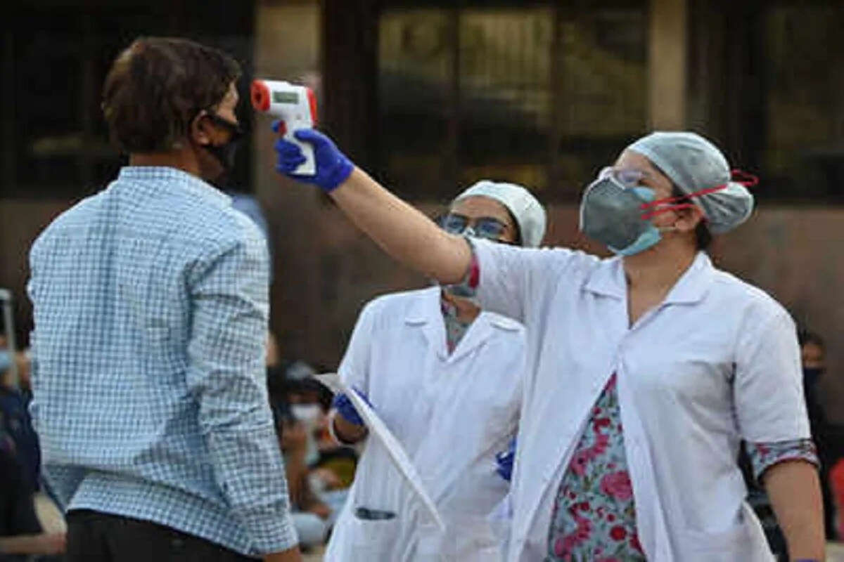 અમદાવાદ : રાજ્યમાં (Gujarat)કોરોના વાયરસના (Coronavirus)ના કેસમાં વધારો યથાવત્ રહ્યો છે. છેલ્લા 24 કલાકમાં ગુજરાતમાં કોરોના વાયરસના 1351 નવા કેસ નોંધાયા છે. જેની સામે 1334 દર્દીઓ સાજા થયા છે. છેલ્લા 24 કલાકમાં રાજ્યમાં કોવિડ-19 (Covid19)ના કારણે 10 દર્દીઓના મોત થયા છે. રાજ્યમાં કુલ મૃત્યુઆંક 3463 થયો છે. 24 કલાકમાં સૌથી વધુ સુરતમાં (SURAT Coronavirus updates) 288 કેસ નોંધાયા છે. રાજ્યમાં કોરોનાના કુલ કેસ 138745 છે. જેમાંથી એક્ટિવ કેસ 16,717 છે. આજે રાજ્યમાં કુલ 56,738 ટેસ્ટ કરવામાં આવ્યા છે. રાજ્યમાં સાજો થવાનો દર 85.46 ટકા છે. (પ્રતિકાત્મક તસવીર) અમદાવાદ : રાજ્યમાં (Gujarat)કોરોના વાયરસના (Coronavirus)ના કેસમાં વધારો યથાવત્ રહ્યો છે. છેલ્લા 24 કલાકમાં ગુજરાતમાં કોરોના વાયરસના 1351 નવા કેસ નોંધાયા છે. જેની સામે 1334 દર્દીઓ સાજા થયા છે. છેલ્લા 24 કલાકમાં રાજ્યમાં કોવિડ-19 (Covid19)ના કારણે 10 દર્દીઓના મોત થયા છે. રાજ્યમાં કુલ મૃત્યુઆંક 3463 થયો છે. 24 કલાકમાં સૌથી વધુ સુરતમાં (SURAT Coronavirus updates) 288 કેસ નોંધાયા છે. રાજ્યમાં કોરોનાના કુલ કેસ 138745 છે. જેમાંથી એક્ટિવ કેસ 16,717 છે. આજે રાજ્યમાં કુલ 56,738 ટેસ્ટ કરવામાં આવ્યા છે. રાજ્યમાં સાજો થવાનો દર 85.46 ટકા છે. (પ્રતિકાત્મક તસવીર)