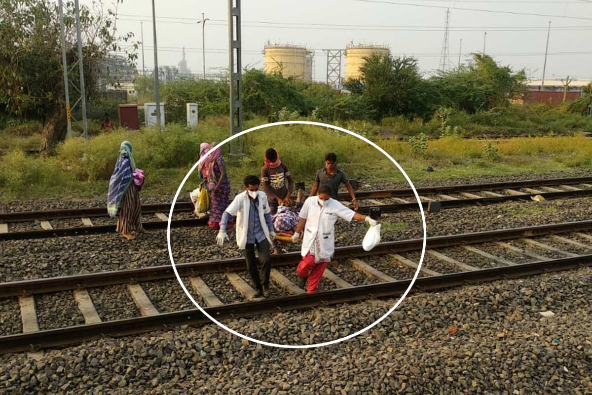 કિંજલ કારસરીયા, જામનગર: જામનગરમાં 108 એમ્બ્યુલન્સ સેવા (108 Ambulance Service) અને તેના સ્ટાફની કામગીરીની ખૂબ પ્રસંશા કરવામાં આવી રહી છે. 108ની સેવાને કારણે અકસ્માત કે અન્ય ઇમરજન્સી કેસમાં લોકોનો જીવ બચી જતો હોય છે. ખાસ કરીને અંતરિયાળ અને ગ્રામ્ય વિસ્તારોમાં મહિલાઓની ડિલિવરી (Women Delivery) કેસમાં 108ની સેવા ખૂબ જ ઉપયોગી નિવડી છે. 108ના સ્ટાફે રસ્તામાં, ખેતરો પર પહોંચીને, સ્ટ્રીટ લાઇટના અજવાળામાં ડિલિવરી કરાવી હોવાના અનેક કિસ્સા તમે સાંભળ્યા હશે. જામનગરમાંથી આવો જ એક કિસ્સો સામે આવ્યો છે. અહીં એક મહિલાને પ્રવસ પીડા ઉપડ્યાનો કોલ મળ્યા બાદ 108નો સ્ટાફ પહોંચી ગયો હતો પરંતુ રસ્તામાં રેલવે ટ્રેક માલગાડી (Goods Train) પડી હતી. જે બાદમાં 108નો સ્ટાફ એક સ્ટ્રેચરમાં મહિલાને દોઢ કિલોમીટર સુધી ઊંચકીને એમ્બ્યુલન્સ સુધી લાવ્યો હતો અને મહિલાની ડિલિવરી કરાવી હતી. કિંજલ કારસરીયા, જામનગર: જામનગરમાં 108 એમ્બ્યુલન્સ સેવા (108 Ambulance Service) અને તેના સ્ટાફની કામગીરીની ખૂબ પ્રસંશા કરવામાં આવી રહી છે. 108ની સેવાને કારણે અકસ્માત કે અન્ય ઇમરજન્સી કેસમાં લોકોનો જીવ બચી જતો હોય છે. ખાસ કરીને અંતરિયાળ અને ગ્રામ્ય વિસ્તારોમાં મહિલાઓની ડિલિવરી (Women Delivery) કેસમાં 108ની સેવા ખૂબ જ ઉપયોગી નિવડી છે. 108ના સ્ટાફે રસ્તામાં, ખેતરો પર પહોંચીને, સ્ટ્રીટ લાઇટના અજવાળામાં ડિલિવરી કરાવી હોવાના અનેક કિસ્સા તમે સાંભળ્યા હશે. જામનગરમાંથી આવો જ એક કિસ્સો સામે આવ્યો છે. અહીં એક મહિલાને પ્રવસ પીડા ઉપડ્યાનો કોલ મળ્યા બાદ 108નો સ્ટાફ પહોંચી ગયો હતો પરંતુ રસ્તામાં રેલવે ટ્રેક માલગાડી (Goods Train) પડી હતી. જે બાદમાં 108નો સ્ટાફ એક સ્ટ્રેચરમાં મહિલાને દોઢ કિલોમીટર સુધી ઊંચકીને એમ્બ્યુલન્સ સુધી લાવ્યો હતો અને મહિલાની ડિલિવરી કરાવી હતી.