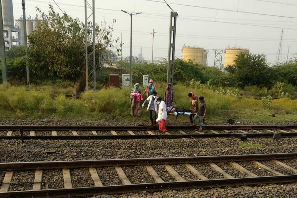 108નો સ્ટાફ મહિલાથી આશરે 1.5 કિલોમીટર દૂર હતો. જે બાદમાં 108 સ્ટાફ પાયલટ ધર્મેશભાઈ અને EMT રસીલાબાએ નિર્ણય કર્યો કે મહિલાને સ્ટ્રેચરમાં જ એમ્બ્યુલન્સ સુધી પહોંચાડવી. જે બાદમાં તમામ લોકો સ્ટ્રેચરમાં જ ઊંચકીને મહિલાને લાવ્યાં હતાં અને રેલવેના પાટા ક્રોસ કરીને એમ્બ્યુલન્સ સુધી પહોંચ્યા હતા. 108નો સ્ટાફ મહિલાથી આશરે 1.5 કિલોમીટર દૂર હતો. જે બાદમાં 108 સ્ટાફ પાયલટ ધર્મેશભાઈ અને EMT રસીલાબાએ નિર્ણય કર્યો કે મહિલાને સ્ટ્રેચરમાં જ એમ્બ્યુલન્સ સુધી પહોંચાડવી. જે બાદમાં તમામ લોકો સ્ટ્રેચરમાં જ ઊંચકીને મહિલાને લાવ્યાં હતાં અને રેલવેના પાટા ક્રોસ કરીને એમ્બ્યુલન્સ સુધી પહોંચ્યા હતા.