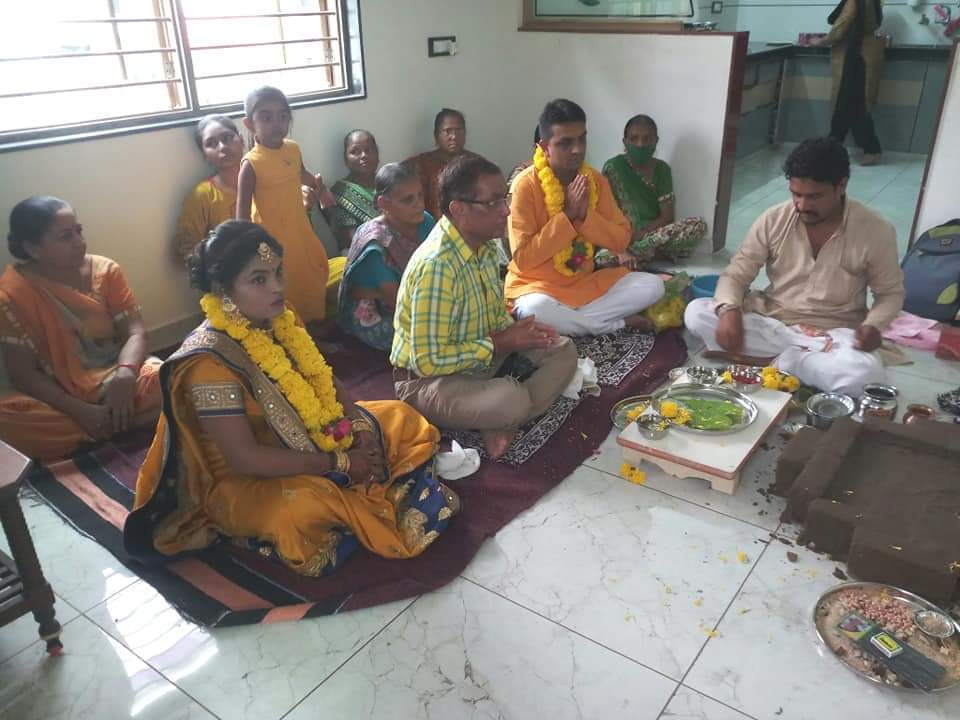 એટલું જ નહીં કાર્યક્રમ દરમિયાન ઉપસ્થિત લોકોમાં સોશિયલ ડિસ્ટનસનો પણ અભાવ જોવા મળી રહ્યો છે. આવી જ રીતે નરોડા વિસ્તારમાં એક વાસ્તુ પૂજનના કાર્યક્રમમાં પણ સાંસદ ગયા હતા પરંતુ ત્યાં પણ તેમણે માસ્ક નહિ પહેરી નિયમોનો ભંગ કર્યો હતો. એટલું જ નહીં કાર્યક્રમ દરમિયાન ઉપસ્થિત લોકોમાં સોશિયલ ડિસ્ટનસનો પણ અભાવ જોવા મળી રહ્યો છે. આવી જ રીતે નરોડા વિસ્તારમાં એક વાસ્તુ પૂજનના કાર્યક્રમમાં પણ સાંસદ ગયા હતા પરંતુ ત્યાં પણ તેમણે માસ્ક નહિ પહેરી નિયમોનો ભંગ કર્યો હતો.