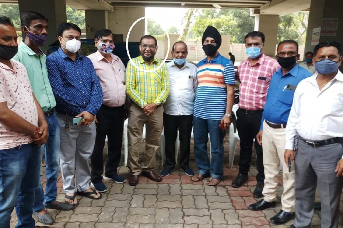 સંજય ટાંક, અમદાવાદ : કોરોના વાયરસનું (Coronavirus) સંક્રમણ વધી રહ્યું છે ત્યારે કોરોનાની ગાઈડલાઈનનો ભંગ ખુદ નેતાઓ જ કરી રહ્યા છે. સામાન્ય વ્યક્તિ માસ્ક (without mask) વગર બહાર નીકળે તે તેની પાસેથી મસમોટા દંડ વસૂલાય છે, પણ નેતાઓ ગમે તેવી છટકબારી શોધી લે છે. અમદાવાદ પશ્ચિમના સાંસદ કિરીટ સોલંકીની (Kirit Solanki) માસ્ક વગર ફરી રહ્યા હોય તેવી તસવીરો વાયરલ થઈ છે. કોરોના વાયરસનું સંક્રમણ અટકાવવા આરોગ્ય તંત્ર ભલે ગમે તેવી મથામણ કરતું હોય પણ રાજકીય નેતાઓએ નક્કી કર્યું છે કે, અમે તો અમારું મનનું ધાર્યું જ કરીશુ. સંજય ટાંક, અમદાવાદ : કોરોના વાયરસનું (Coronavirus) સંક્રમણ વધી રહ્યું છે ત્યારે કોરોનાની ગાઈડલાઈનનો ભંગ ખુદ નેતાઓ જ કરી રહ્યા છે. સામાન્ય વ્યક્તિ માસ્ક (without mask) વગર બહાર નીકળે તે તેની પાસેથી મસમોટા દંડ વસૂલાય છે, પણ નેતાઓ ગમે તેવી છટકબારી શોધી લે છે. અમદાવાદ પશ્ચિમના સાંસદ કિરીટ સોલંકીની (Kirit Solanki) માસ્ક વગર ફરી રહ્યા હોય તેવી તસવીરો વાયરલ થઈ છે. કોરોના વાયરસનું સંક્રમણ અટકાવવા આરોગ્ય તંત્ર ભલે ગમે તેવી મથામણ કરતું હોય પણ રાજકીય નેતાઓએ નક્કી કર્યું છે કે, અમે તો અમારું મનનું ધાર્યું જ કરીશુ.