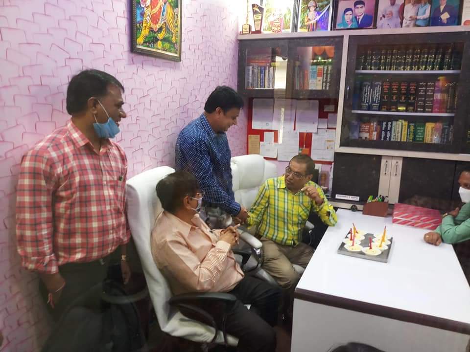 ભાજપના નેતા હોય કે કોંગ્રેસના નેતાઓ કોવિડ 19ના નિયમોનું એવી રીતે ઉલ્લંઘન કરે છે જાણે તેમને કે તેમના પરિવારને કોરોના થશે જ નહીં. ઉલટાનું પ્રજાના પ્રતિનિધિઓએ નિયમોનું પાલન કરીને સમાજ માં મેસેજ આપવાનો હોય. કોરોનાના આ કાળ દરમિયાન ઘણા નેતાઓની નિયમો ભંગ કરતી તસવીરો વાયરલ થઈ છે અને તેમાં વધુ એક નેતાની તસવીર વાઇરલ થઈ છે અને તે છે અમદાવાદના સાંસદ કિરીટ સોલંકી. ભાજપના નેતા હોય કે કોંગ્રેસના નેતાઓ કોવિડ 19ના નિયમોનું એવી રીતે ઉલ્લંઘન કરે છે જાણે તેમને કે તેમના પરિવારને કોરોના થશે જ નહીં. ઉલટાનું પ્રજાના પ્રતિનિધિઓએ નિયમોનું પાલન કરીને સમાજ માં મેસેજ આપવાનો હોય. કોરોનાના આ કાળ દરમિયાન ઘણા નેતાઓની નિયમો ભંગ કરતી તસવીરો વાયરલ થઈ છે અને તેમાં વધુ એક નેતાની તસવીર વાઇરલ થઈ છે અને તે છે અમદાવાદના સાંસદ કિરીટ સોલંકી.