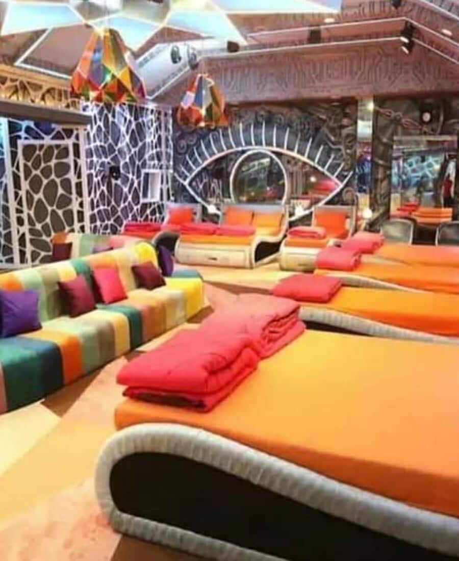 આ વખતે ઘરવાળાને સુવિધા માટે સ્પા રૂમ પણ આપવામાં આવી છે. જેને નેચરલ ફીલ માટે ગ્રીન લૂક આપવામાં આવ્યો છે. (PHOTO: @TheRealKhabri/Twitter) આ વખતે ઘરવાળાને સુવિધા માટે સ્પા રૂમ પણ આપવામાં આવી છે. જેને નેચરલ ફીલ માટે ગ્રીન લૂક આપવામાં આવ્યો છે. (PHOTO: @TheRealKhabri/Twitter)