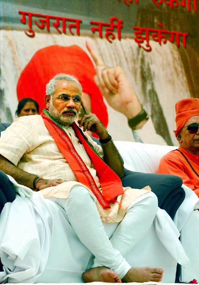 નરેન્દ્ર મોદીએ લાલ કૃષ્ણ અડવાણી સાથે 1990માં સોમનાથ-અયોધ્યા રથ યાત્રા કરી હતી. તે પછી તે ભારતીય જનતા પાર્ટી તરફથી અનેક રાજ્યોના પ્રભારી બન્યા. નરેન્દ્ર મોદીએ લાલ કૃષ્ણ અડવાણી સાથે 1990માં સોમનાથ-અયોધ્યા રથ યાત્રા કરી હતી. તે પછી તે ભારતીય જનતા પાર્ટી તરફથી અનેક રાજ્યોના પ્રભારી બન્યા.