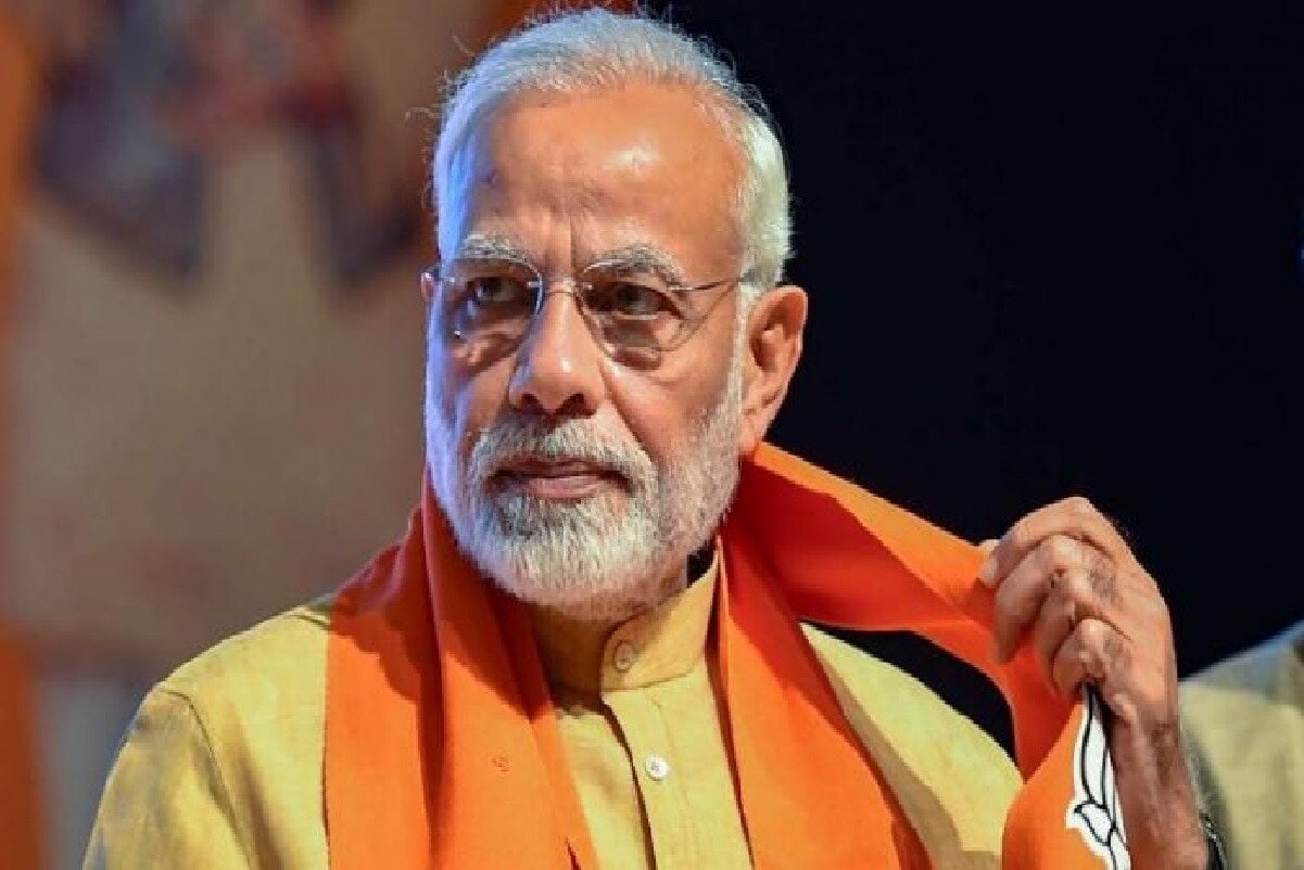 2001માં કેશુભાઇ પટેલ મુખ્યમંત્રી પદ દૂર થયા ત્યારે મોદીને ગુજરાતનો કારભાર સોંપવામાં આવ્યો. આ સમયે ગુજરાતમાં ભૂકંપ આવ્યો હતો. અને 20 હજાર લોકો ભૂકંપમાં મરી ગયા હતા. 2001માં કેશુભાઇ પટેલ મુખ્યમંત્રી પદ દૂર થયા ત્યારે મોદીને ગુજરાતનો કારભાર સોંપવામાં આવ્યો. આ સમયે ગુજરાતમાં ભૂકંપ આવ્યો હતો. અને 20 હજાર લોકો ભૂકંપમાં મરી ગયા હતા.