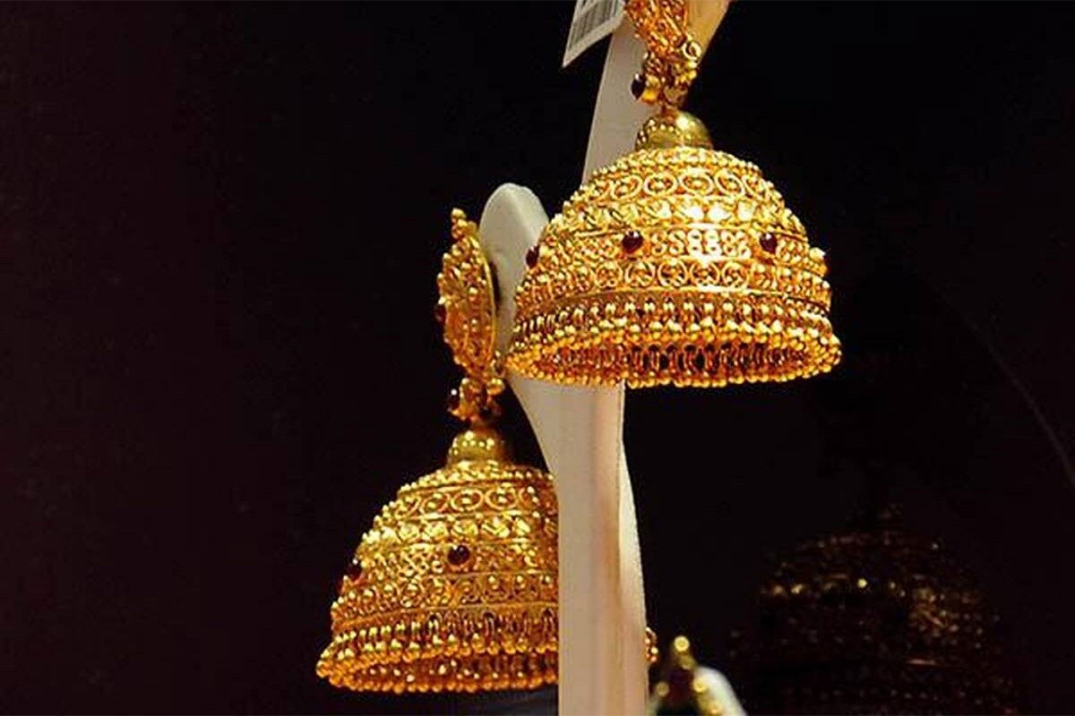 વિદેશી બજારોમાં સોનાની કિંમતો પાછલા એક અઠવાડિયાના નીચલા સ્તરે આવી ગઈ છે. અમેરિકામાં પ્રોત્સાહન પેકેજને લઈ ઘણો ઉત્સાહ જોવા મળી રહ્યા છે. જેના કારણે ડૉલર મજબૂત છે. સોનામાં મોટો કડાકો ન બોલવાનું એક કારણ એ પણ છે કે અમેરિકામાં કોરોના વાયરસના રેકોર્ડ બ્રેક કેસ સામે આવ્યા છે. વિદેશી બજારામાં સોનાના સ્ટોકમાં 0.1 ટકાનો ઘટાડો બોલ્યો છે.જેની કિંમત 1899.41 ડૉલર પર પહોંચી છે. જ્યારે ચાંદીમાં 0.5% ટકાનો કડાકો બોલ્યો છે અને તેની કિંમત 24.45 ડૉલર પ્રતિ આઉસ રહી છે. જ્યારે પ્લેટિનમની કિંમત 0.7% ટકાનો ઘટાડો થઈને 895 ડૉલર પહોંચી છે. વિદેશી બજારોમાં સોનાની કિંમતો પાછલા એક અઠવાડિયાના નીચલા સ્તરે આવી ગઈ છે. અમેરિકામાં પ્રોત્સાહન પેકેજને લઈ ઘણો ઉત્સાહ જોવા મળી રહ્યા છે. જેના કારણે ડૉલર મજબૂત છે. સોનામાં મોટો કડાકો ન બોલવાનું એક કારણ એ પણ છે કે અમેરિકામાં કોરોના વાયરસના રેકોર્ડ બ્રેક કેસ સામે આવ્યા છે. વિદેશી બજારામાં સોનાના સ્ટોકમાં 0.1 ટકાનો ઘટાડો બોલ્યો છે.જેની કિંમત 1899.41 ડૉલર પર પહોંચી છે. જ્યારે ચાંદીમાં 0.5% ટકાનો કડાકો બોલ્યો છે અને તેની કિંમત 24.45 ડૉલર પ્રતિ આઉસ રહી છે. જ્યારે પ્લેટિનમની કિંમત 0.7% ટકાનો ઘટાડો થઈને 895 ડૉલર પહોંચી છે.