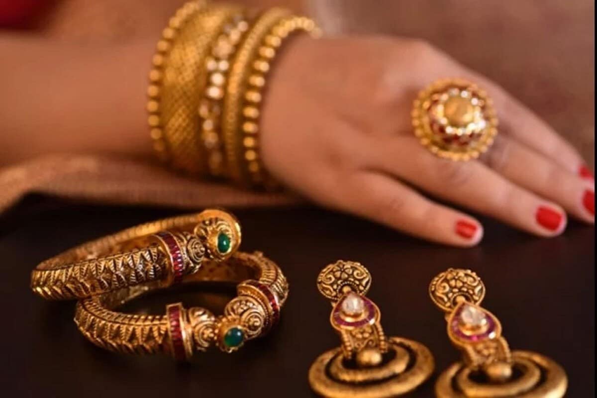 સોનાના ભાવમાં અંતરનું આ છે કારણઃ ભારતમાં દરેક શહેરમાં સોનાના ભાવમાં ફેરફાર પાછળનું કારણ છે રાજય સરકારો અને પ્રશાસન દ્વારા સોના પર લગાવાતો સ્થાનિક ટેક્સ જે દરેક રાજ્ય અને શહેરમાં અલગ-અલગ છે. આ ઉપરાંત સ્થાનિક સોની એસોસિએશન પણ પોતાના તરફથી સોનના ભાવ નક્કી કરે છે. આ કારણે શહેરે-શહેરે ભાવ બદલાતાં રહે છે. (પ્રતીકાત્મક તસવીર) સોનાના ભાવમાં અંતરનું આ છે કારણઃ ભારતમાં દરેક શહેરમાં સોનાના ભાવમાં ફેરફાર પાછળનું કારણ છે રાજય સરકારો અને પ્રશાસન દ્વારા સોના પર લગાવાતો સ્થાનિક ટેક્સ જે દરેક રાજ્ય અને શહેરમાં અલગ-અલગ છે. આ ઉપરાંત સ્થાનિક સોની એસોસિએશન પણ પોતાના તરફથી સોનના ભાવ નક્કી કરે છે. આ કારણે શહેરે-શહેરે ભાવ બદલાતાં રહે છે. (પ્રતીકાત્મક તસવીર)