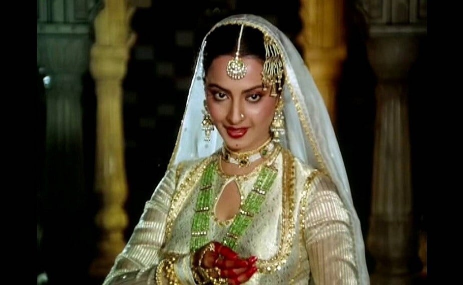 રેખાએ એક વાર ફરી 1978માં અમિતાભ બચ્ચન સાથે ફિલ્મ મુકદરના સિંકદરમાં જોવા મળી અને તે દાયકાની હિટ હિરોઇન બની ગઇ. ફોટો ન્યૂઝ 18 રેખાએ એક વાર ફરી 1978માં અમિતાભ બચ્ચન સાથે ફિલ્મ મુકદરના સિંકદરમાં જોવા મળી અને તે દાયકાની હિટ હિરોઇન બની ગઇ. ફોટો ન્યૂઝ 18