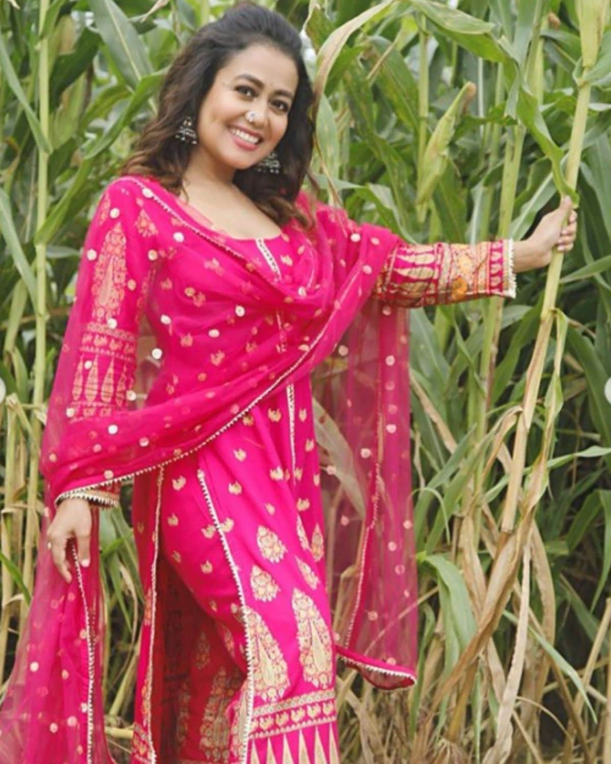 બંનેની રિલેશનશિપ કન્ફર્મ કર્યા પછી તેમના લગ્નની ખબરો ચર્ચામાં છે. આ વચ્ચે નેહા કક્કડે ફેન એક ગીત દ્વારા જાણકારી આપી છે કે તે ક્યારે રોહનપ્રીત લગ્ન કરશે. (photo credit: instagram/@nehakakkar) બંનેની રિલેશનશિપ કન્ફર્મ કર્યા પછી તેમના લગ્નની ખબરો ચર્ચામાં છે. આ વચ્ચે નેહા કક્કડે ફેન એક ગીત દ્વારા જાણકારી આપી છે કે તે ક્યારે રોહનપ્રીત લગ્ન કરશે. (photo credit: instagram/@nehakakkar)