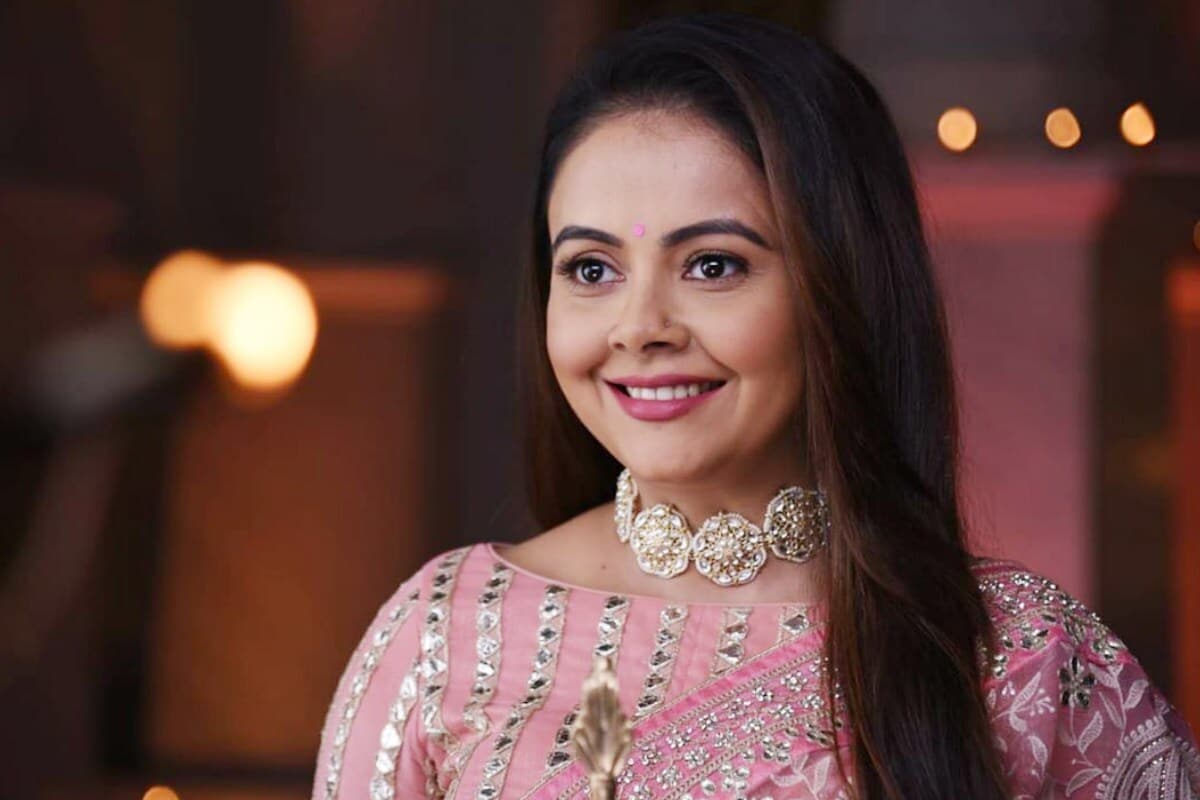 મુંબઇ: સ્મોલ સ્ક્રિન પર હાલમાં નવાં નવાં શો શરૂ થઇ રહ્ાયં છે તો બીજી તરફ જુના શો નવાં અંદાજમાં ફરી આવી રહ્યાં છે. આ સાથે જ હાલમાં ટીવીનાં સૌથી લોકપ્રિય શોમાંથી એક સાથ નિભાના સાથિયા 2 (Saath Nibhana Saathiya 2)ની ગોપી બહુ (Gopi Bahu) એટલે કે, દેબોલીના ભટ્ટાચર્જી (Devoleena Bhattacharjee) એ તેનાં ફેન્સ માટે ખાસ તસવીરો શેર કરી છે. આ તસવીરોમાં તે તેની ઓનસ્ક્રિન સાસુ કોકીલા બેન (kokilaBen)ની સાથે નજર આવે છે. જી હાં હાલમાં જ દેબોલિના અને રૂપલ પટેલ (Rupal Patel) વચ્ચે મુલાકાત થઇ હતી. જેની તસવીરો દેબોલિનાએ શેર કરી છે. (Photo Credit- @devoleena/Instagram) મુંબઇ: સ્મોલ સ્ક્રિન પર હાલમાં નવાં નવાં શો શરૂ થઇ રહ્ાયં છે તો બીજી તરફ જુના શો નવાં અંદાજમાં ફરી આવી રહ્યાં છે. આ સાથે જ હાલમાં ટીવીનાં સૌથી લોકપ્રિય શોમાંથી એક સાથ નિભાના સાથિયા 2 (Saath Nibhana Saathiya 2)ની ગોપી બહુ (Gopi Bahu) એટલે કે, દેબોલીના ભટ્ટાચર્જી (Devoleena Bhattacharjee) એ તેનાં ફેન્સ માટે ખાસ તસવીરો શેર કરી છે. આ તસવીરોમાં તે તેની ઓનસ્ક્રિન સાસુ કોકીલા બેન (kokilaBen)ની સાથે નજર આવે છે. જી હાં હાલમાં જ દેબોલિના અને રૂપલ પટેલ (Rupal Patel) વચ્ચે મુલાકાત થઇ હતી. જેની તસવીરો દેબોલિનાએ શેર કરી છે. (Photo Credit- @devoleena/Instagram)