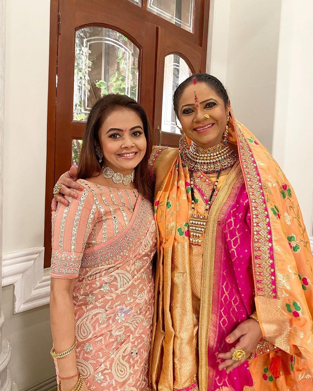 હાલમાં જ સાથ નિભાના સાથિયા 2માં ગોપી બહૂનો રોલ અદા કરનારી એક્ટ્રેસ દેબોલીના ભટ્ટાચર્જીએ તેનાં ઇન્સ્ટાગ્રામ પેજ પર તેની એક તસવીર શેર કરી છે. આ ફોટોમાં દેબોલીના તેનાં ઓન સ્ક્રીન સાસૂમાં સાથે નજર આવે છે. આ તસવીર જોઇને લાગે છે કે, આ સાથ નીભાના સાથિયાની જ સિક્વલ માટે તેઓ ફરી મળ્યા છે. ગોપી બહૂ પીચ રંગની સાડીમાં નજર આવે છે તો કોકિલાબેન પિંક અને યલો રંગનાં કોમ્બિનેશનની સાડીમાં નજર આવે છે. (Photo Credit- @devoleena/Instagram) હાલમાં જ સાથ નિભાના સાથિયા 2માં ગોપી બહૂનો રોલ અદા કરનારી એક્ટ્રેસ દેબોલીના ભટ્ટાચર્જીએ તેનાં ઇન્સ્ટાગ્રામ પેજ પર તેની એક તસવીર શેર કરી છે. આ ફોટોમાં દેબોલીના તેનાં ઓન સ્ક્રીન સાસૂમાં સાથે નજર આવે છે. આ તસવીર જોઇને લાગે છે કે, આ સાથ નીભાના સાથિયાની જ સિક્વલ માટે તેઓ ફરી મળ્યા છે. ગોપી બહૂ પીચ રંગની સાડીમાં નજર આવે છે તો કોકિલાબેન પિંક અને યલો રંગનાં કોમ્બિનેશનની સાડીમાં નજર આવે છે. (Photo Credit- @devoleena/Instagram)