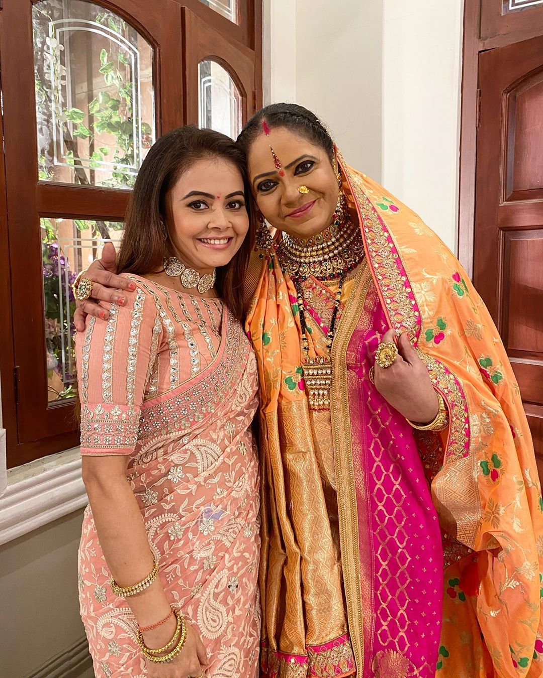આ ફોટો શેર કરતાં દેબોલિના લખે છે કે, 'સ્વાગત નહીં કરોગે હમારા.. આ સાથે જ તેણે #saathnibhanasaathiya2 #devoleenabhattacharjee #gopibahu #kokilamodi જેવાં હેશટેગ પણ મુક્યા છે. ' (Photo Credit- @devoleena/Instagram) આ ફોટો શેર કરતાં દેબોલિના લખે છે કે, 'સ્વાગત નહીં કરોગે હમારા.. આ સાથે જ તેણે #saathnibhanasaathiya2 #devoleenabhattacharjee #gopibahu #kokilamodi જેવાં હેશટેગ પણ મુક્યા છે. ' (Photo Credit- @devoleena/Instagram)