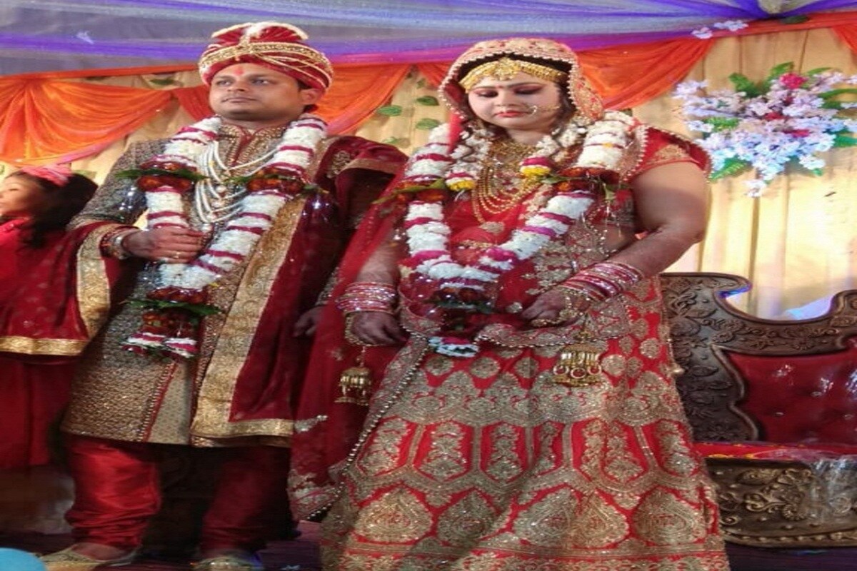 મુઝફ્ફરપુર : બિહારના મુઝફ્ફરપુરના લગ્નના દોઢ વર્ષ પછી એક મહિલાની ક્રૂર રીતે હત્યા કરવામાં આવી. હત્યાના આરોપમાં મૃતકના સાસરી વાળા લોકો સમતે પતિ સામે ફરિયાદ દાખલ થઇ છે. આરોપ છે કે લગ્ન પછી તરત જ બાળક આપવાની ખુશી ન આપવાના કારણે મહિલાને જીવતી બાળી નાંખવામાં આવી છે. રિપોર્ટ- સુધીર કુમાર મુઝફ્ફરપુર : બિહારના મુઝફ્ફરપુરના લગ્નના દોઢ વર્ષ પછી એક મહિલાની ક્રૂર રીતે હત્યા કરવામાં આવી. હત્યાના આરોપમાં મૃતકના સાસરી વાળા લોકો સમતે પતિ સામે ફરિયાદ દાખલ થઇ છે. આરોપ છે કે લગ્ન પછી તરત જ બાળક આપવાની ખુશી ન આપવાના કારણે મહિલાને જીવતી બાળી નાંખવામાં આવી છે. રિપોર્ટ- સુધીર કુમાર