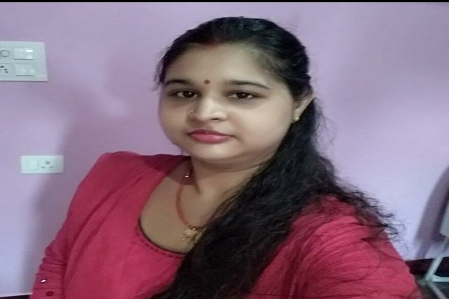 સોમવાર રાતે અલ્પનાના પિતાની સામે જ ગૌરવની નબળાઇ પર સવાલ ઊભો થતા વિવાદ વધ્યો. બલરામે ગૌરવને ડોક્ટરી સારવાર લેવાની સલાહ આપી. પિતા બલરામે આરોપ લગાવ્યો છે કે ગૌરવના પરિવારે જ અલ્પનાને બાળીને મારી નાંખી છે. સોમવાર રાતે અલ્પનાના પિતાની સામે જ ગૌરવની નબળાઇ પર સવાલ ઊભો થતા વિવાદ વધ્યો. બલરામે ગૌરવને ડોક્ટરી સારવાર લેવાની સલાહ આપી. પિતા બલરામે આરોપ લગાવ્યો છે કે ગૌરવના પરિવારે જ અલ્પનાને બાળીને મારી નાંખી છે.