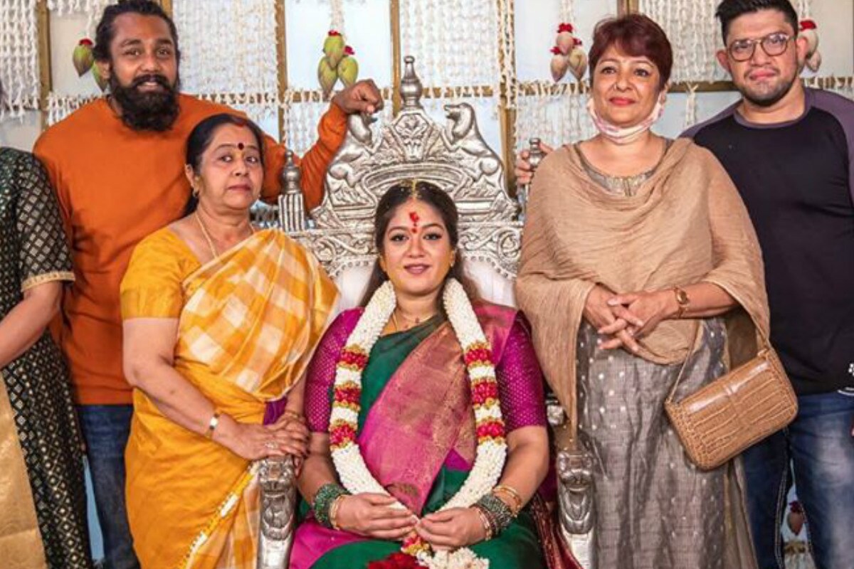 મુંબઈ. દિવંગત અભિનેતા ચિરંજીવી સર્જાના (Chiranjeevi Sarja) નિધન હવે ચાર મહિનાનો સમય પસાર થઇ ગયો છે, પરંતુ તેમના ચાહકો આ આંચકામાંથી હજી બહાર આવ્યાં નથી. દરમિયાન, તેની પત્ની મેઘાના રાજ (Meghana Raj) તેના પહેલા સંતાનની માતા બનવા જઈ રહી છે. તાજેતરમાં, આખા પરિવારે મળીને બેબી શાવર (Baby Shawer) કાર્યક્રમ યોજ્યો હતો. મુંબઈ. દિવંગત અભિનેતા ચિરંજીવી સર્જાના (Chiranjeevi Sarja) નિધન હવે ચાર મહિનાનો સમય પસાર થઇ ગયો છે, પરંતુ તેમના ચાહકો આ આંચકામાંથી હજી બહાર આવ્યાં નથી. દરમિયાન, તેની પત્ની મેઘાના રાજ (Meghana Raj) તેના પહેલા સંતાનની માતા બનવા જઈ રહી છે. તાજેતરમાં, આખા પરિવારે મળીને બેબી શાવર (Baby Shawer) કાર્યક્રમ યોજ્યો હતો.