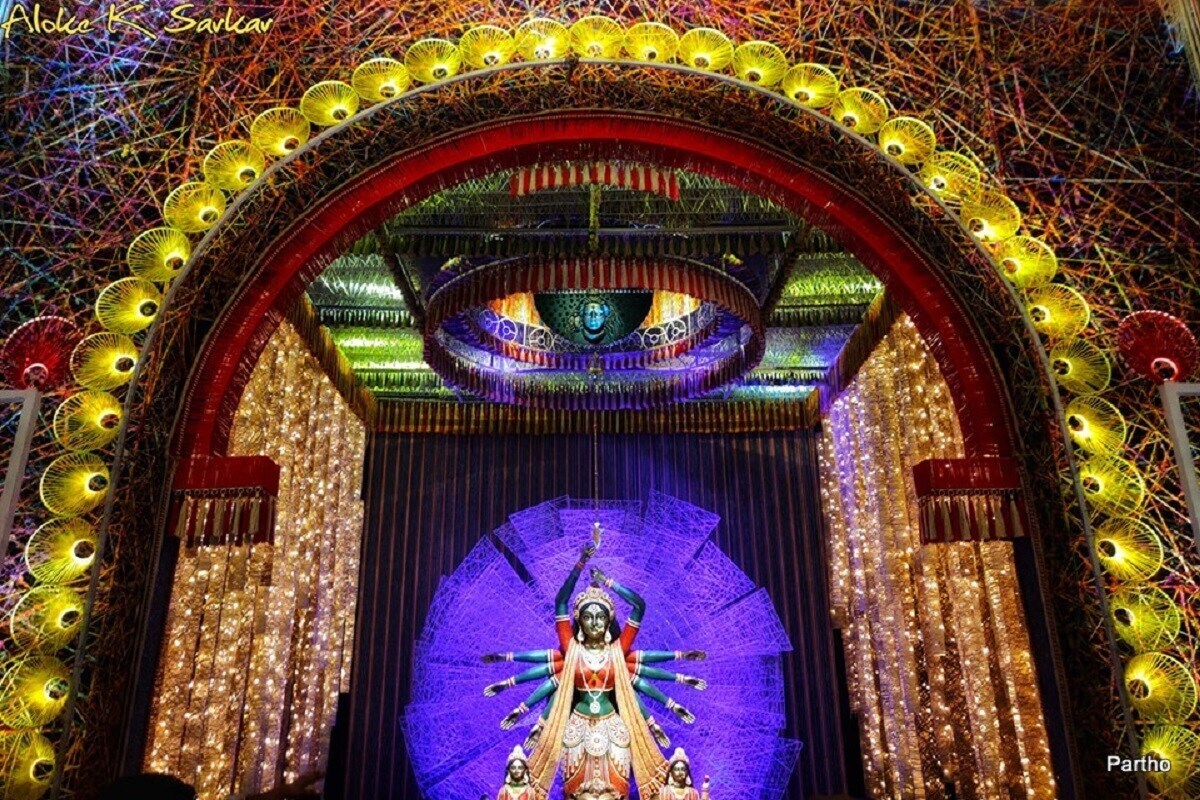 કોલકાતામાં નવરાત્રી (Navratri 2020, Durga Pooja 2020) નિમિત્તે ખાસ તૈયારી કરવામાં આવે છે. અને અનેક આકર્ષક અને સુંદર પંડાલો પણ દુર્ગાપૂજા સમયે બનાવવામાં આવે છે. આ પંડાલોમાં માતાજીની મૂર્તિ સાથે પ્રખ્યાત સ્થળો કે પછી ખાસ થીમ પર ડેકોરેશન કરવામાં આવે છે. જેને હજારોની સંખ્યામાં લોકો જોવા આવે છે. ત્યારે ઘરે બેઠા તસવીરોના માધ્યમથી તમે પણ જુઓ કોલકાતાના શ્રેષ્ઠ પૂજા પંડાલોની આ ખાસ ઝાંખી. All Images Credit/Subhagata Dey કોલકાતામાં નવરાત્રી (Navratri 2020, Durga Pooja 2020) નિમિત્તે ખાસ તૈયારી કરવામાં આવે છે. અને અનેક આકર્ષક અને સુંદર પંડાલો પણ દુર્ગાપૂજા સમયે બનાવવામાં આવે છે. આ પંડાલોમાં માતાજીની મૂર્તિ સાથે પ્રખ્યાત સ્થળો કે પછી ખાસ થીમ પર ડેકોરેશન કરવામાં આવે છે. જેને હજારોની સંખ્યામાં લોકો જોવા આવે છે. ત્યારે ઘરે બેઠા તસવીરોના માધ્યમથી તમે પણ જુઓ કોલકાતાના શ્રેષ્ઠ પૂજા પંડાલોની આ ખાસ ઝાંખી. All Images Credit/Subhagata Dey